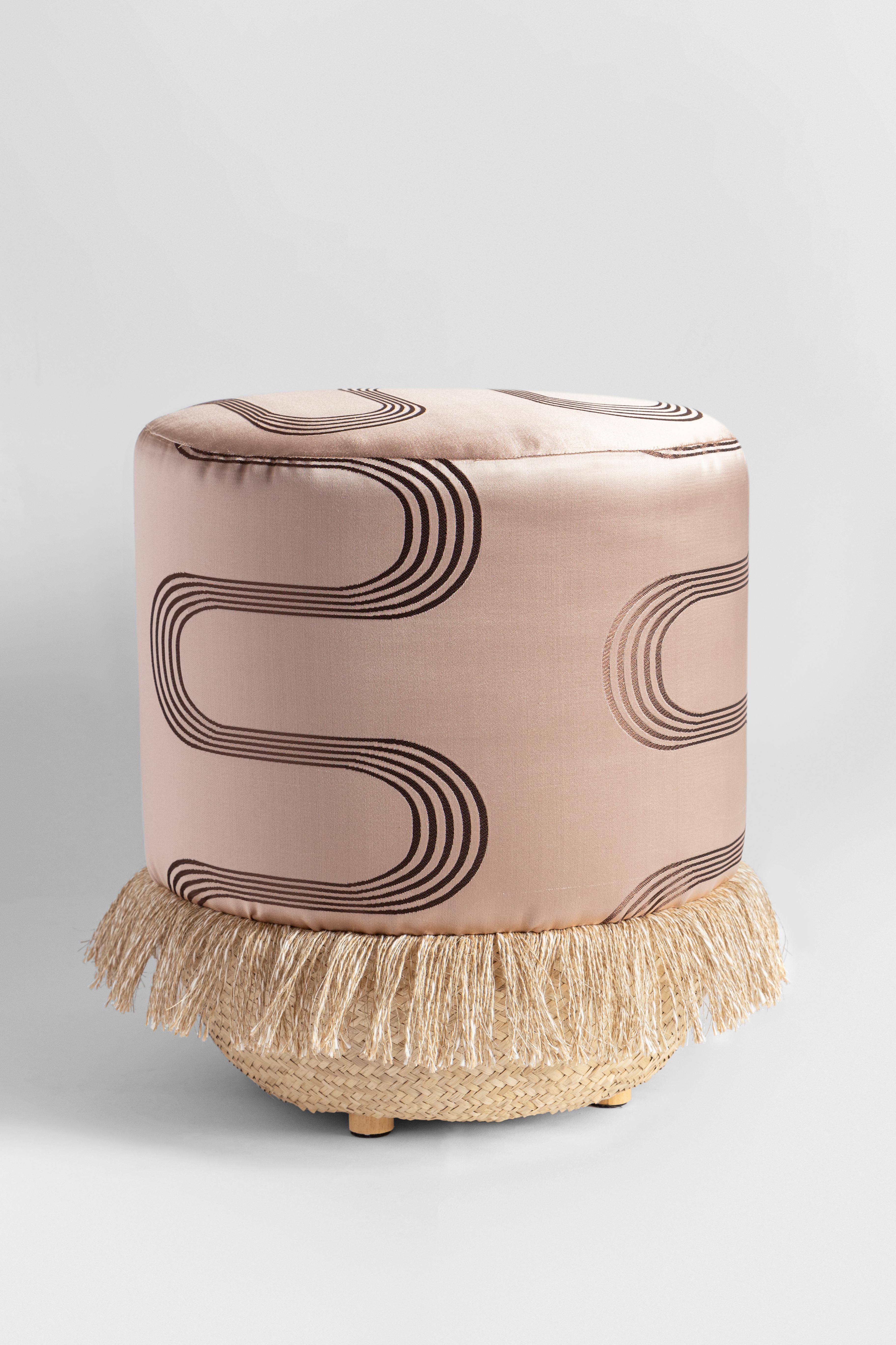 A rose-gold pouf is never the wrong choice for your interior. This one is particularly fitting because of the wavy lines which adorn the shiny silk, which give the surface a dynamic feel. The bottom is distinctive thanks to the cotton fringes that