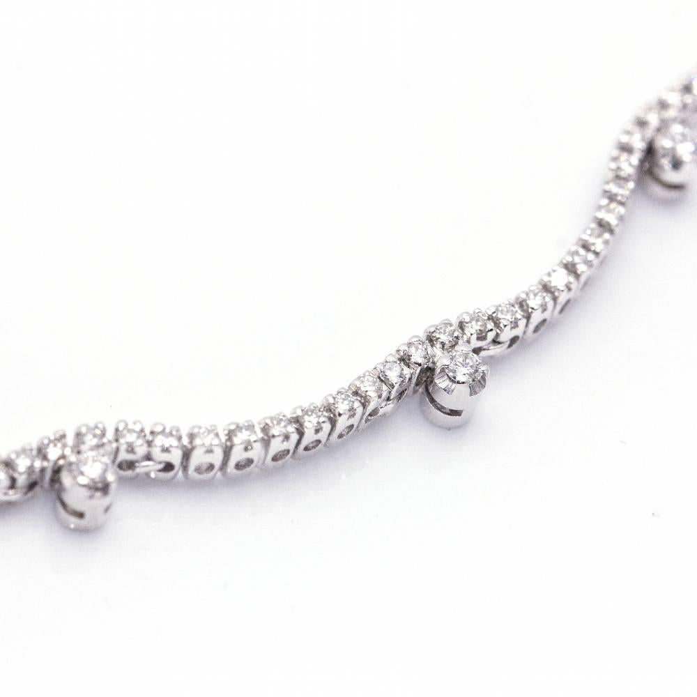 Spettacolare collana di diamanti per donna  Diamanti taglio Brilliante con un peso totale di circa 1,70 ct.  Oro bianco 18 kt.  23.50 grammi.  Misure: 42 cm di lunghezza Questo articolo è in perfette condizioni Ref.D364222LF