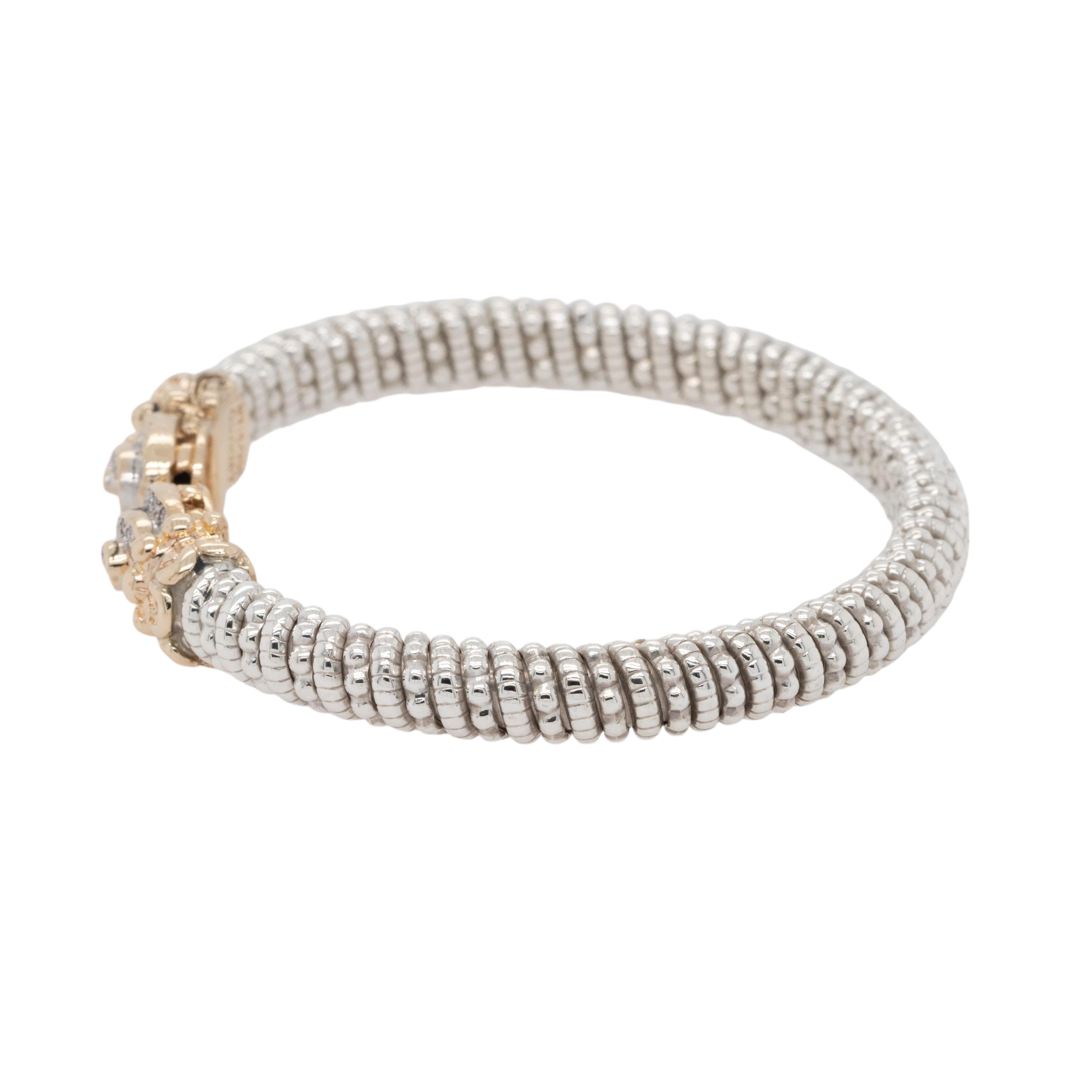 Dieses exquisite Armband aus Sterlingsilber und 14-karätigem Gelbgold verbindet luxuriöse Materialien mit aufwändiger Handwerkskunst. Das geflochtene Design ist mit runden Diamanten verziert und strahlt zeitlose Eleganz aus. Mit einem Gewicht von
