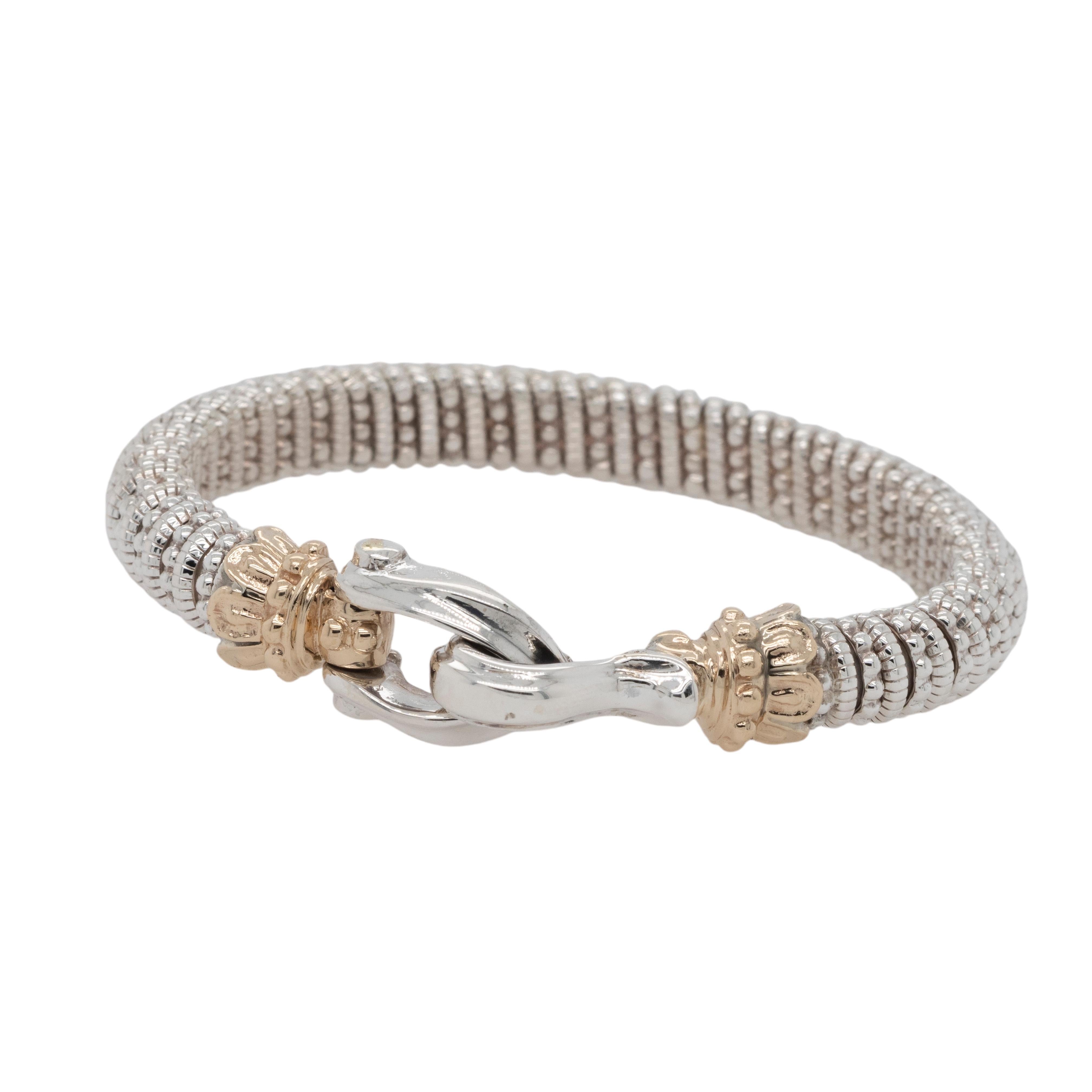 Dieses auffällige Armband mit geflochtenem Hakenverschluss aus Sterlingsilber ist eine perfekte Mischung aus Stil und Schlichtheit. Mit einem Gewicht von 40,6 g (26,1 g) passt sie an ein 7-Zoll-Handgelenk und setzt ein kühnes und zugleich elegantes