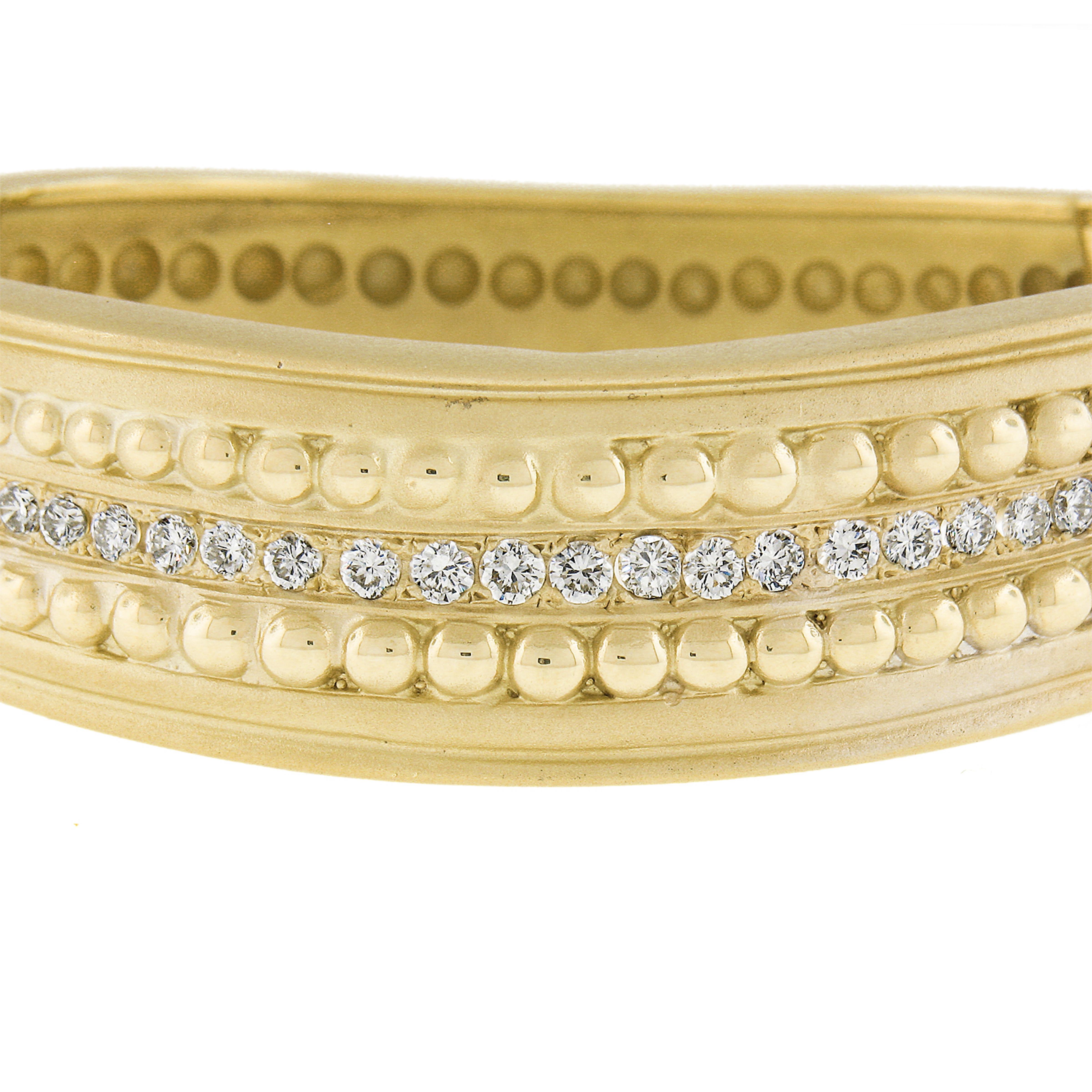 Taille ronde Vahe Naltchayan Bracelet jonc large en or 18 carats, 2 carats poids total, perlé de diamants mats et ondulés en vente