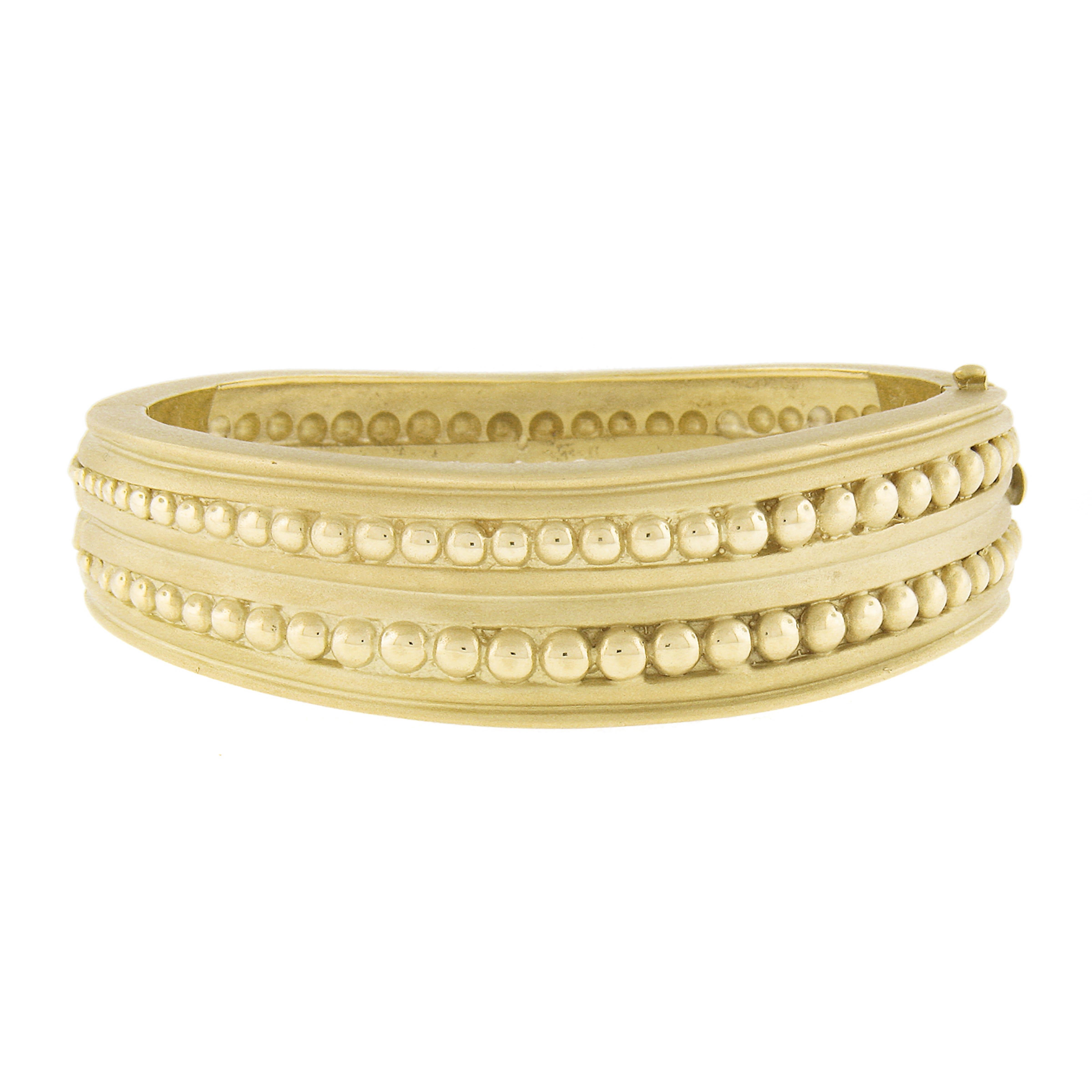 Vahe Naltchayan Bracelet jonc large en or 18 carats, 2 carats poids total, perlé de diamants mats et ondulés Bon état - En vente à Montclair, NJ