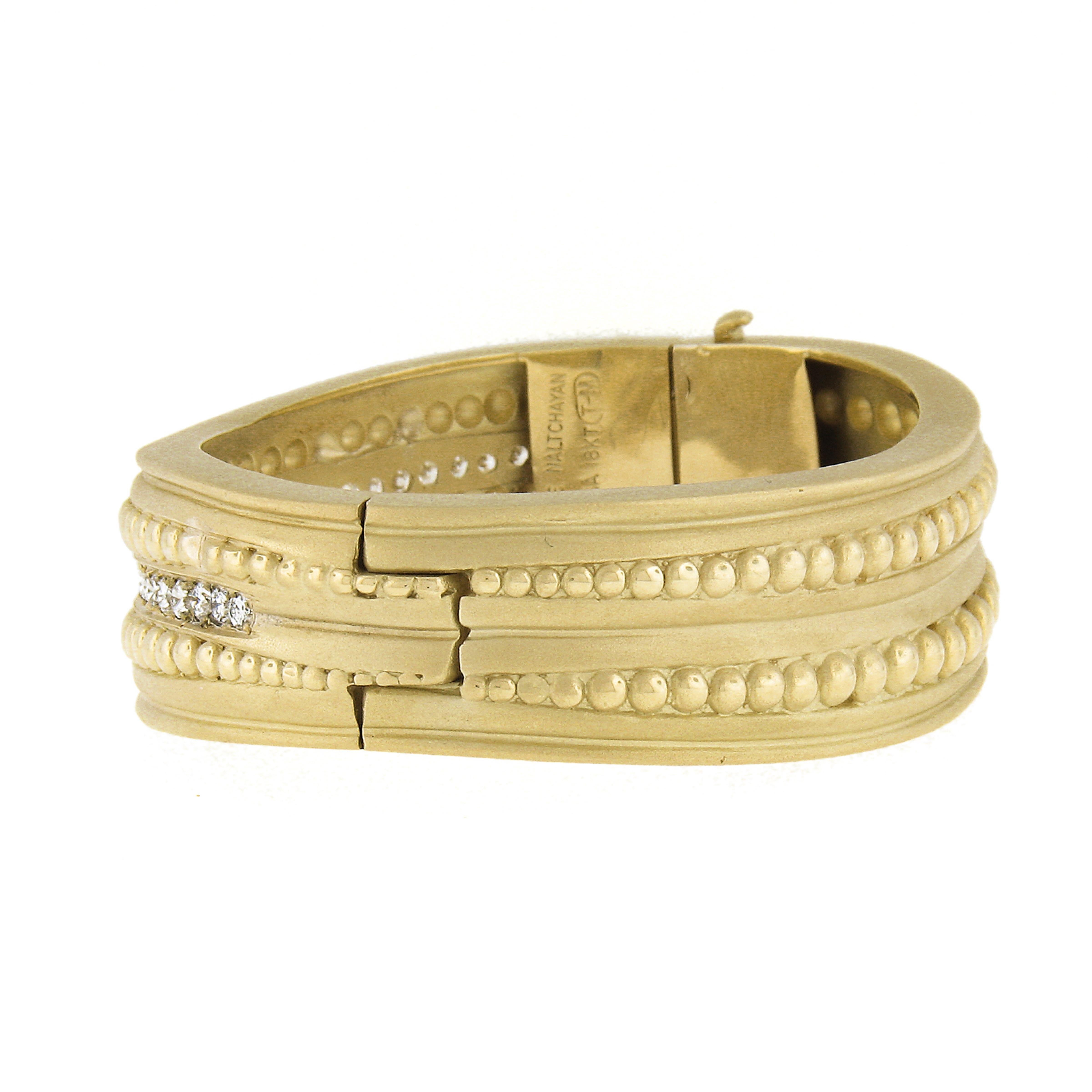 Vahe Naltchayan Bracelet jonc large en or 18 carats, 2 carats poids total, perlé de diamants mats et ondulés Pour femmes en vente