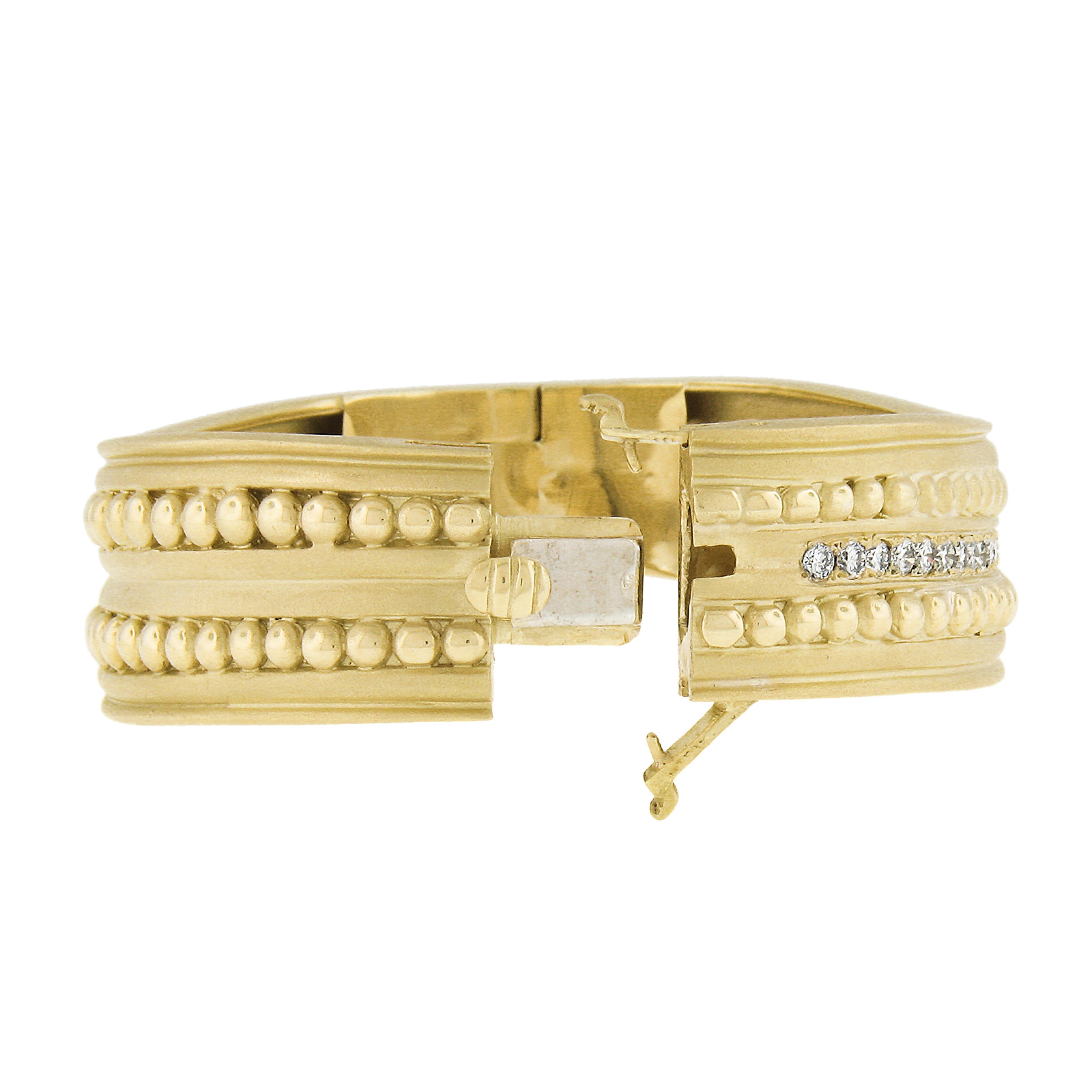 Vahe Naltchayan Bracelet jonc large en or 18 carats, 2 carats poids total, perlé de diamants mats et ondulés en vente 1