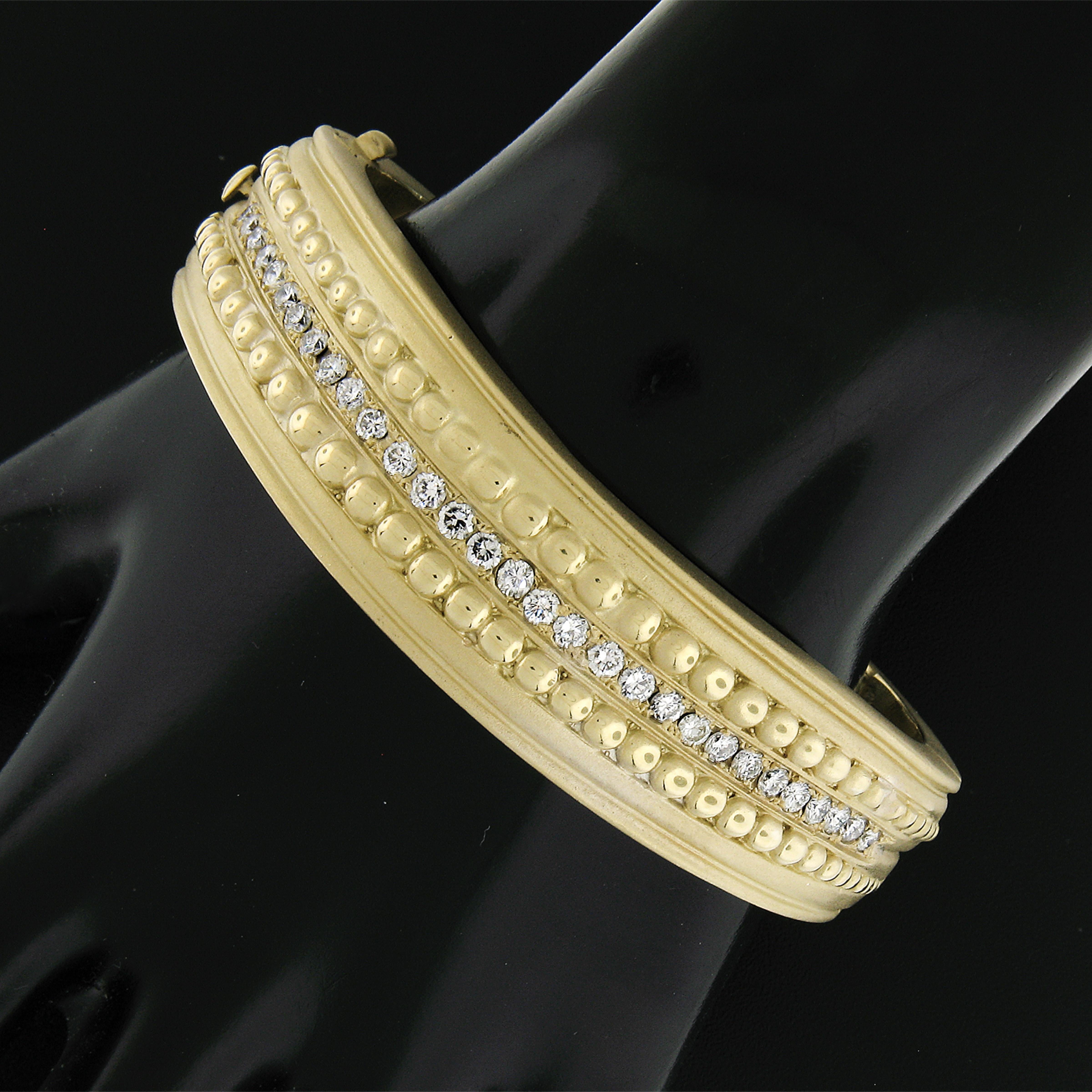 Vahe Naltchayan Bracelet jonc large en or 18 carats, 2 carats poids total, perlé de diamants mats et ondulés en vente 4
