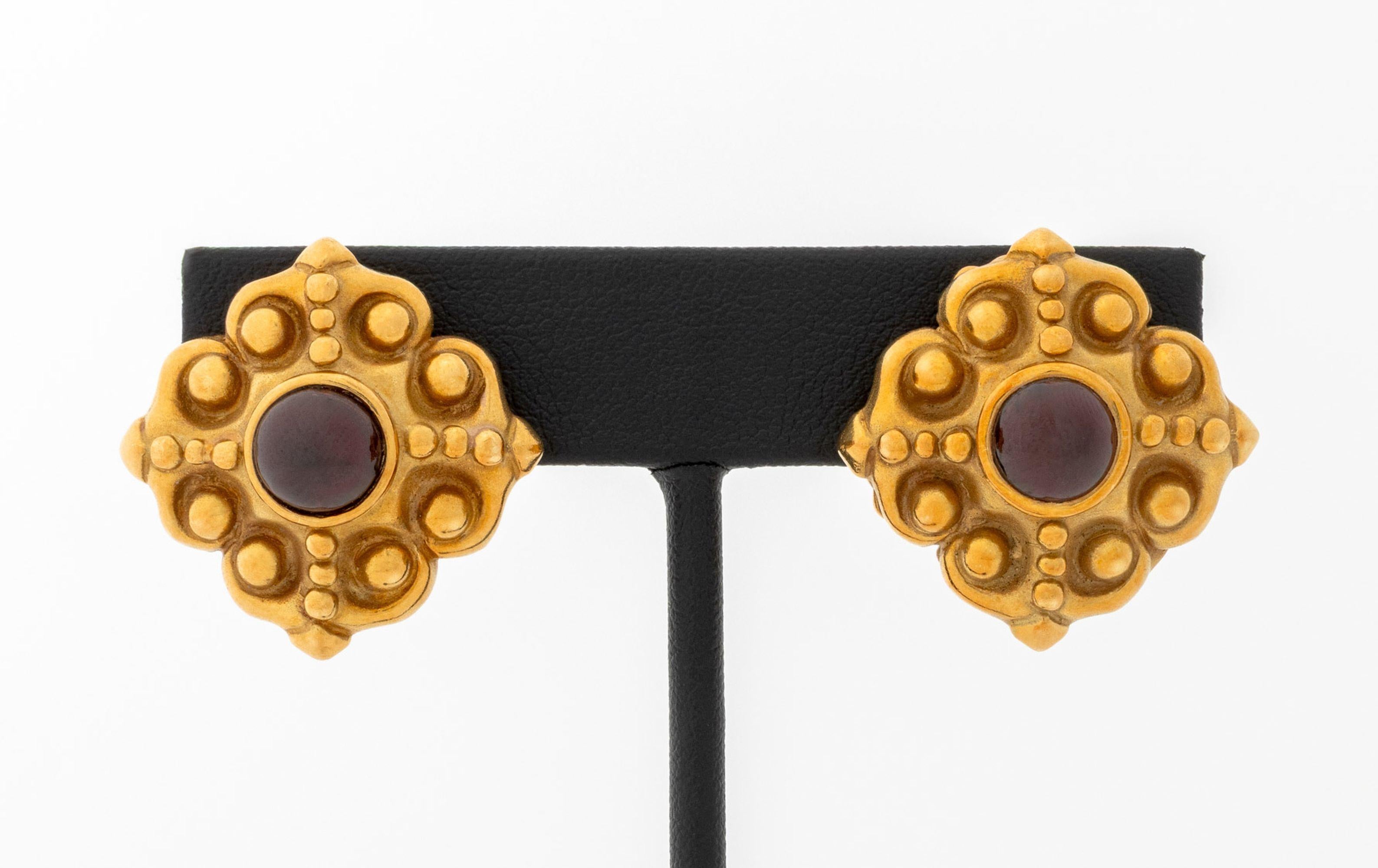 Orecchini a goccia con perle rubellite in oro giallo 18 carati di Vahe Naltchayan, ornati da due tormaline rubellite rotonde cabochon incastonate per un peso totale di circa 5,00 carati e decorati con due pendenti di perle coltivate rotonde