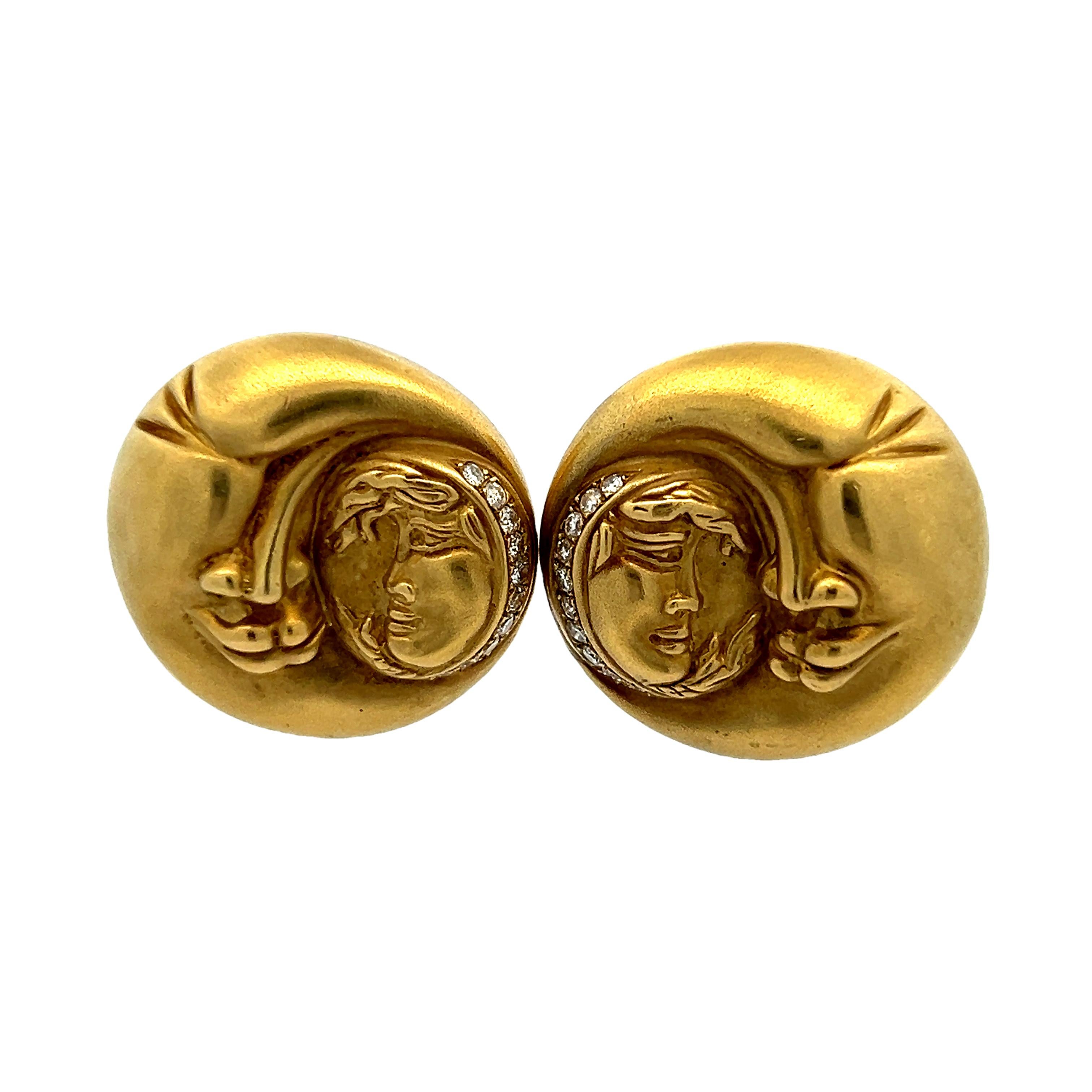 Una miscela poetica di arte celeste e finezza scultorea, questi orecchini in oro giallo 18 carati di Vahe Naltchayan catturano l'eterna danza del sole e della luna. Firmato e datato R-1994, ogni orecchino rotondo da 1 pollice presenta un rilievo