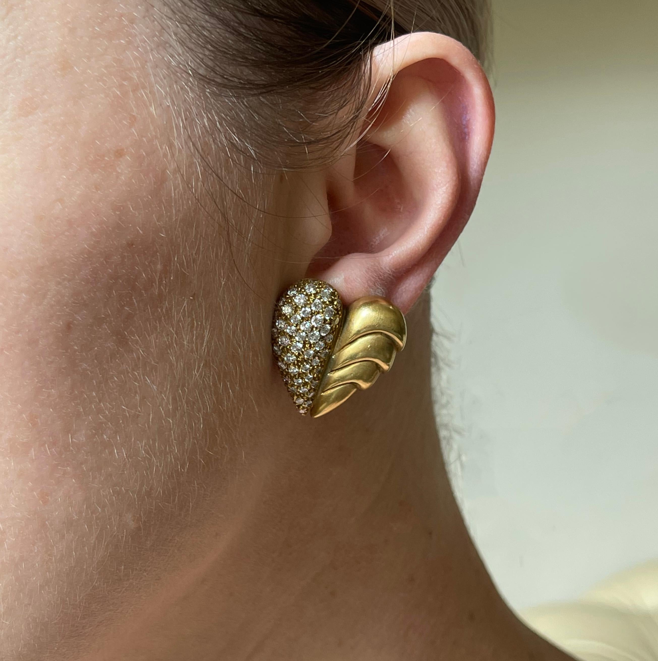 Ein Paar Herzohrringe aus 18 Karat Gold von Vahe Naltchayan, besetzt mit ca. 1,00ctw H/VS Diamanten. Die Ohrringe sind 1