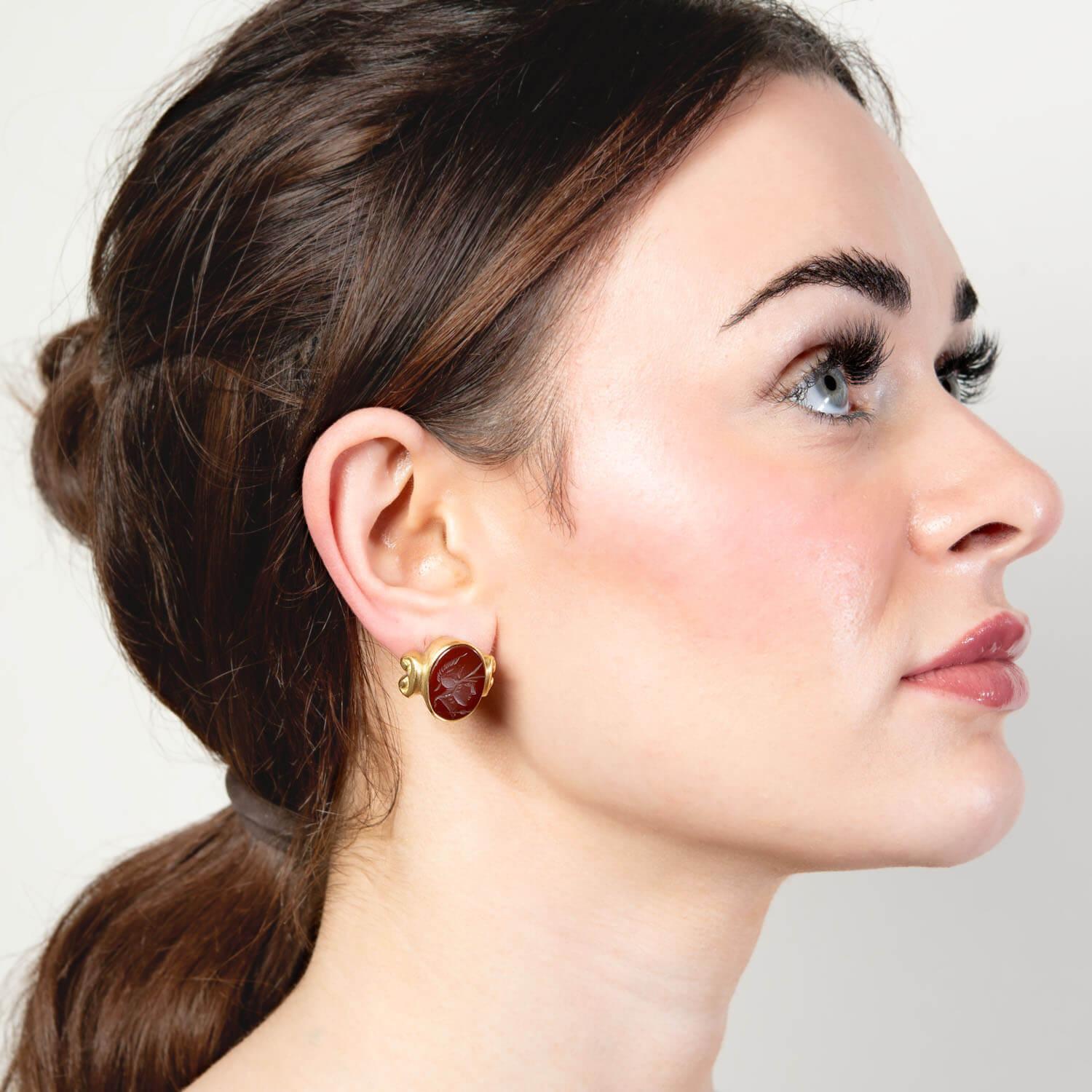 VAHE NALTCHAYAN  Estate 18k Carnelian Intaglio Earrings In Good Condition For Sale In Narberth, PA