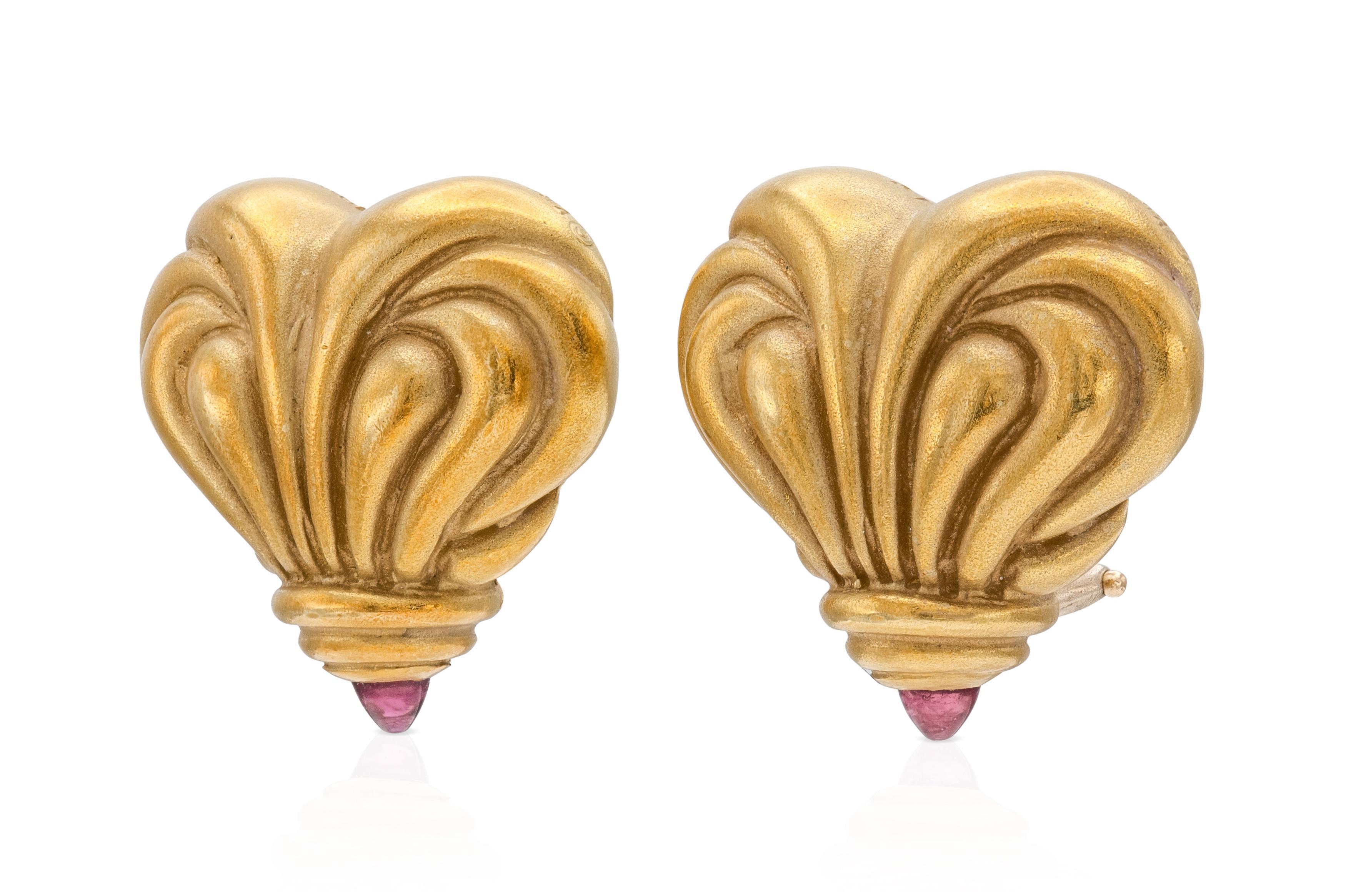 Finely crafted in 18k yellow gold with two Cabochon Tourmalines.
Signed by Vahe Naltchayan