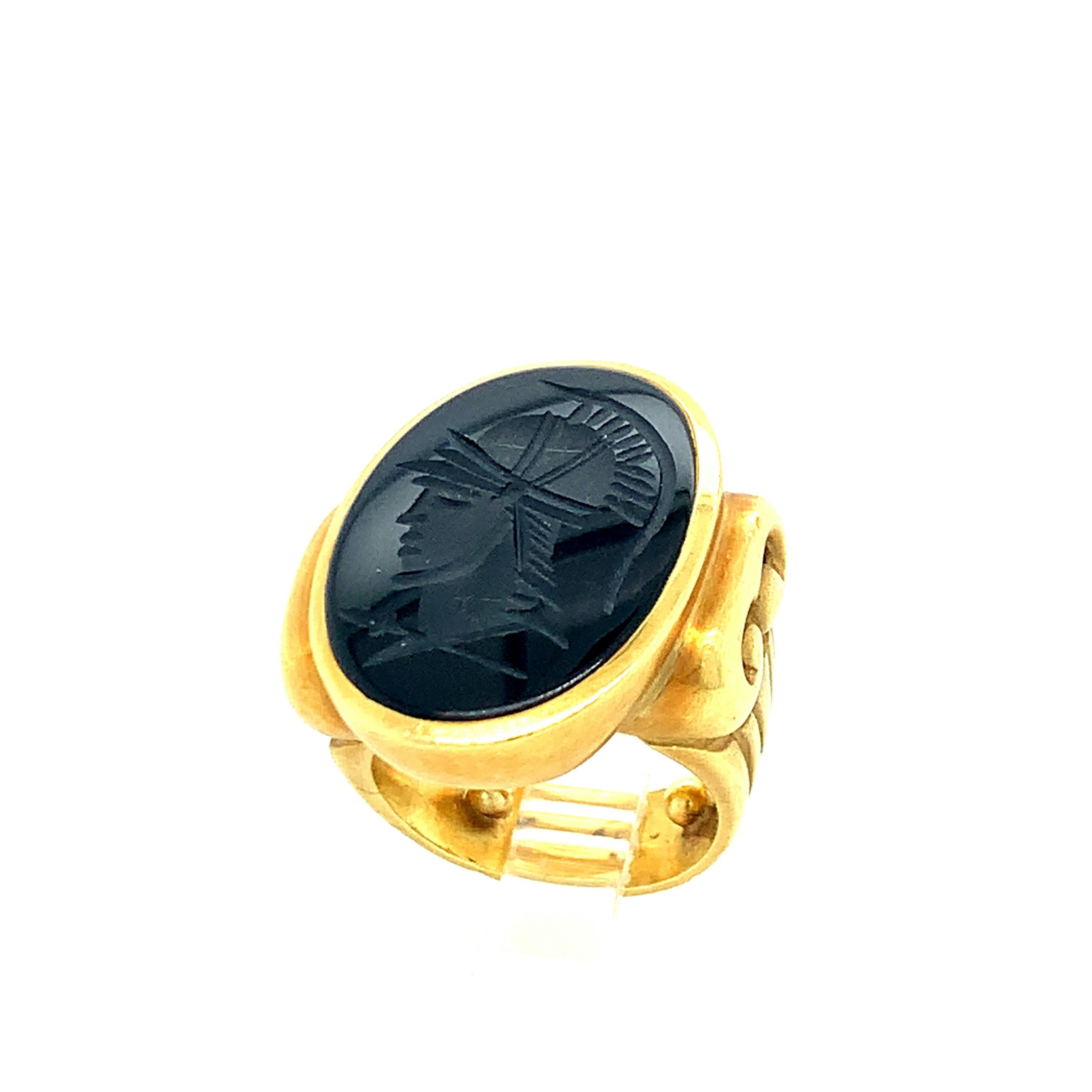 Vahe Naltchayan Bague guerrier en or avec intaille en onyx Unisexe en vente