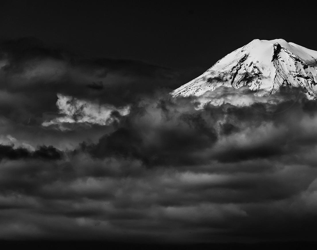 Plus majestueuse que l'Everest, vue d'Arménie  - Contemporain Photograph par Vahé Peroomian