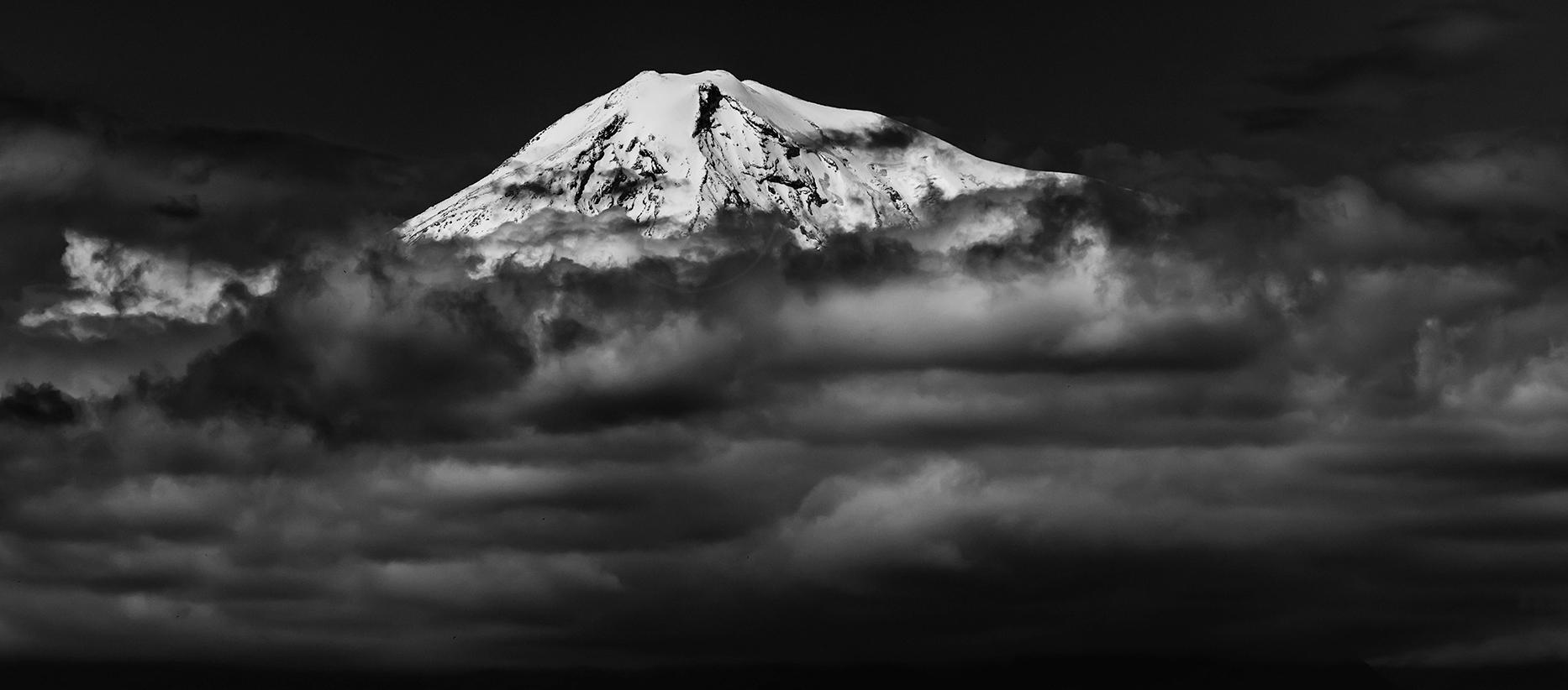 Le sommet du mont Ararat, symbole antique de tout ce qui est arménien, dépasse les nuages qui l'avaient caché, ne serait-ce que momentanément... 

Édition 1 de 5. Photographie imprimée sur toile, signée par l'artiste en bas à droite. 

Vahé