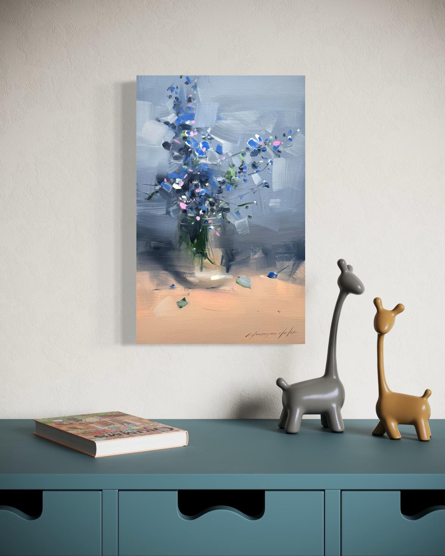 Blumenvase Stilleben Original Ölgemälde, hängefertig (Grau), Abstract Painting, von Vahe Yeremyan