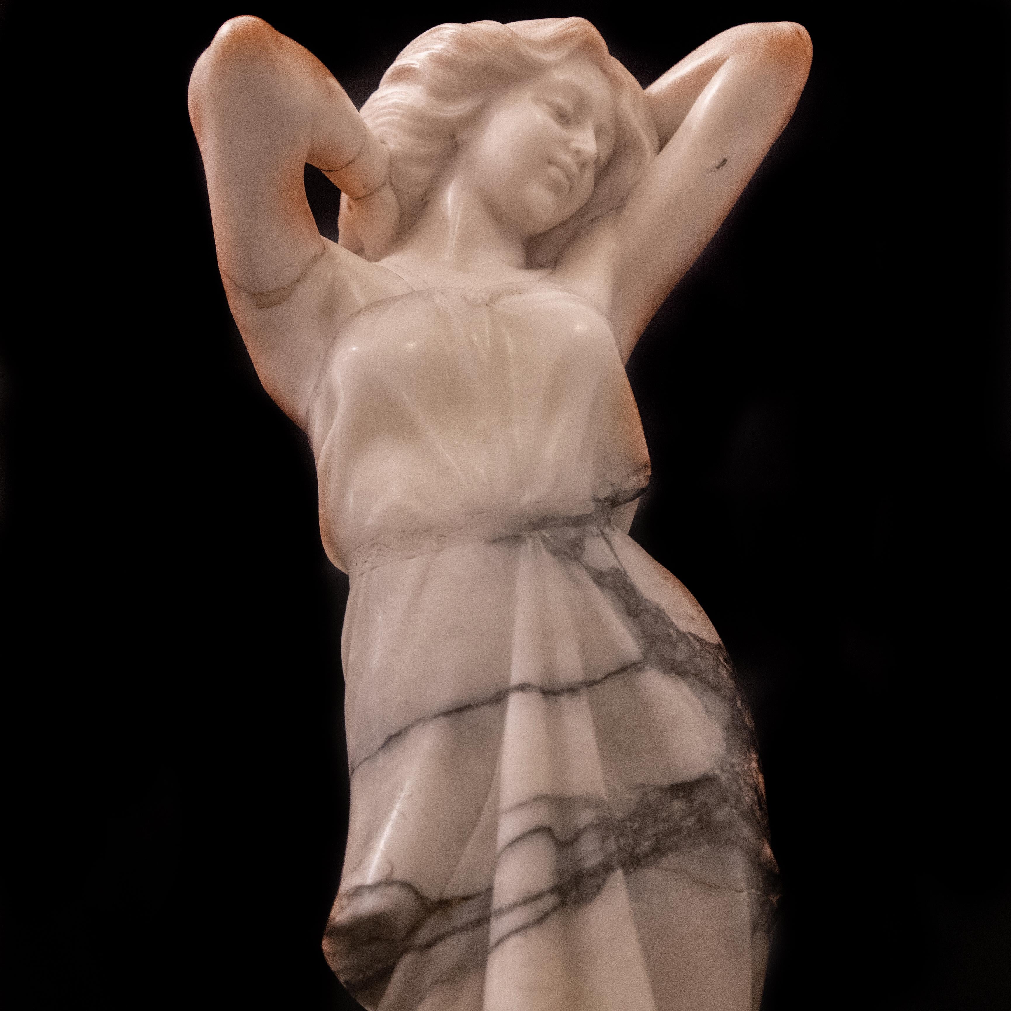 Marbre Sculpture italienne - Femme nue sculptée, 1890, Italie en vente