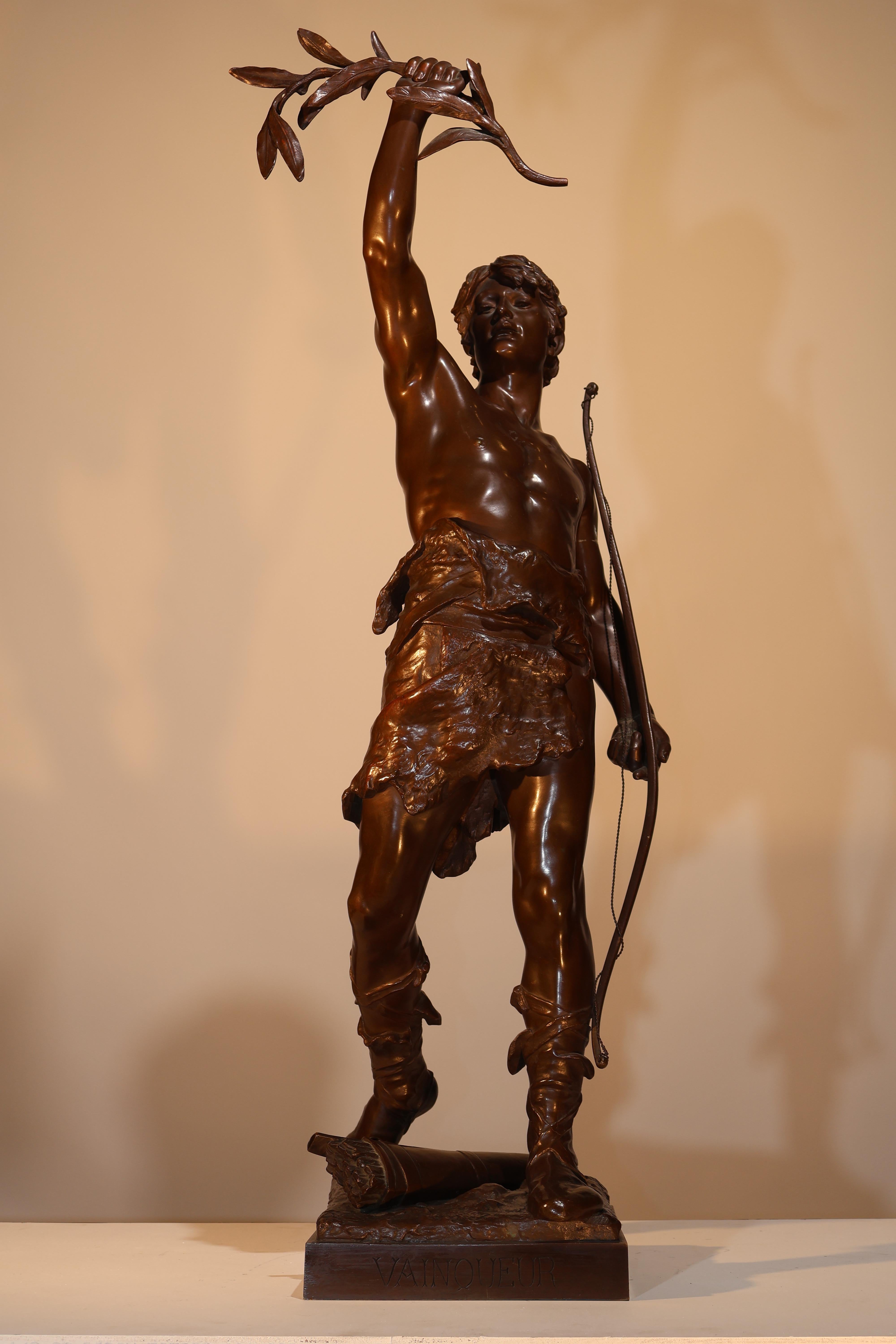 Vainqueur (Vittorioso) Bronzo francese di Eugene Marioton (1857-1933), in ottime condizioni, raffigurante un giovane guerriero con il braccio destro teso che regge un ramo d'alloro - la mano sinistra regge un arco, ai suoi piedi una faretra con