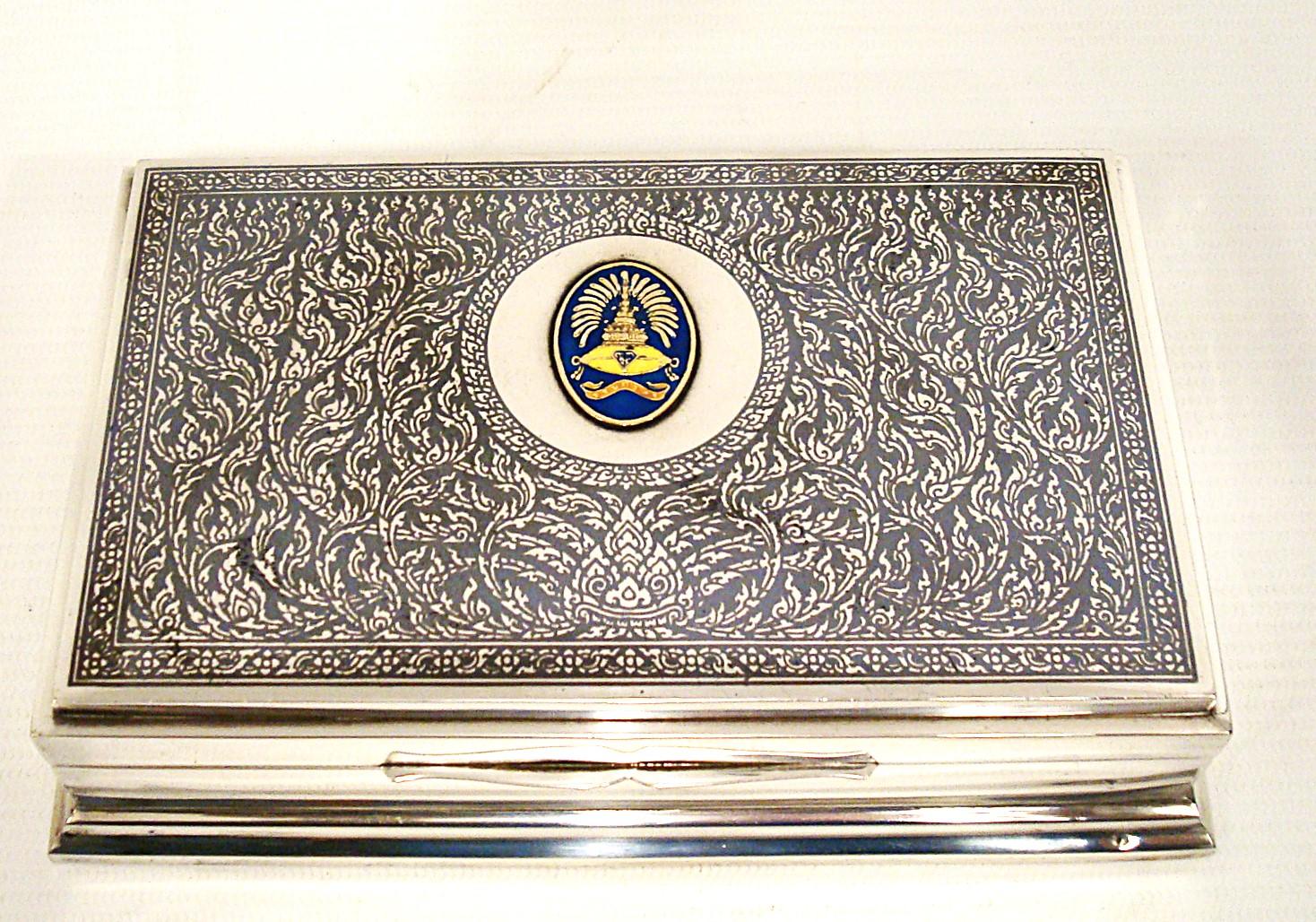 Mid-Century moderno Scatola in oro e argento smaltato Vajiralongkorn Re di Thailandia in vendita