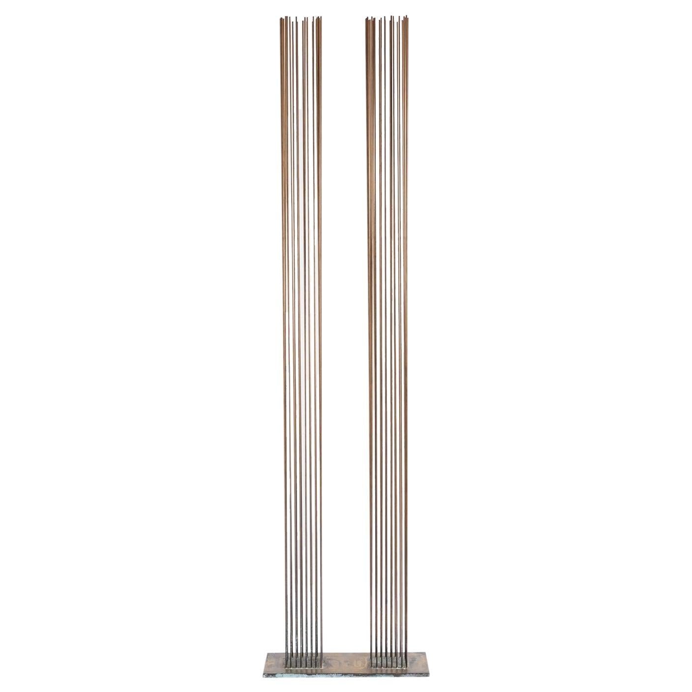 Diese Skulptur trägt den Titel "2 Walking Squares for Sounds" und besteht aus 60 Beryllium-Kupfer-Stäben, die mit Silber auf einem massiven Messingsockel in zwei Säulen befestigt sind. Das Werk wurde 2017 von Val Bertoia im Bertoia Studio in Bally,