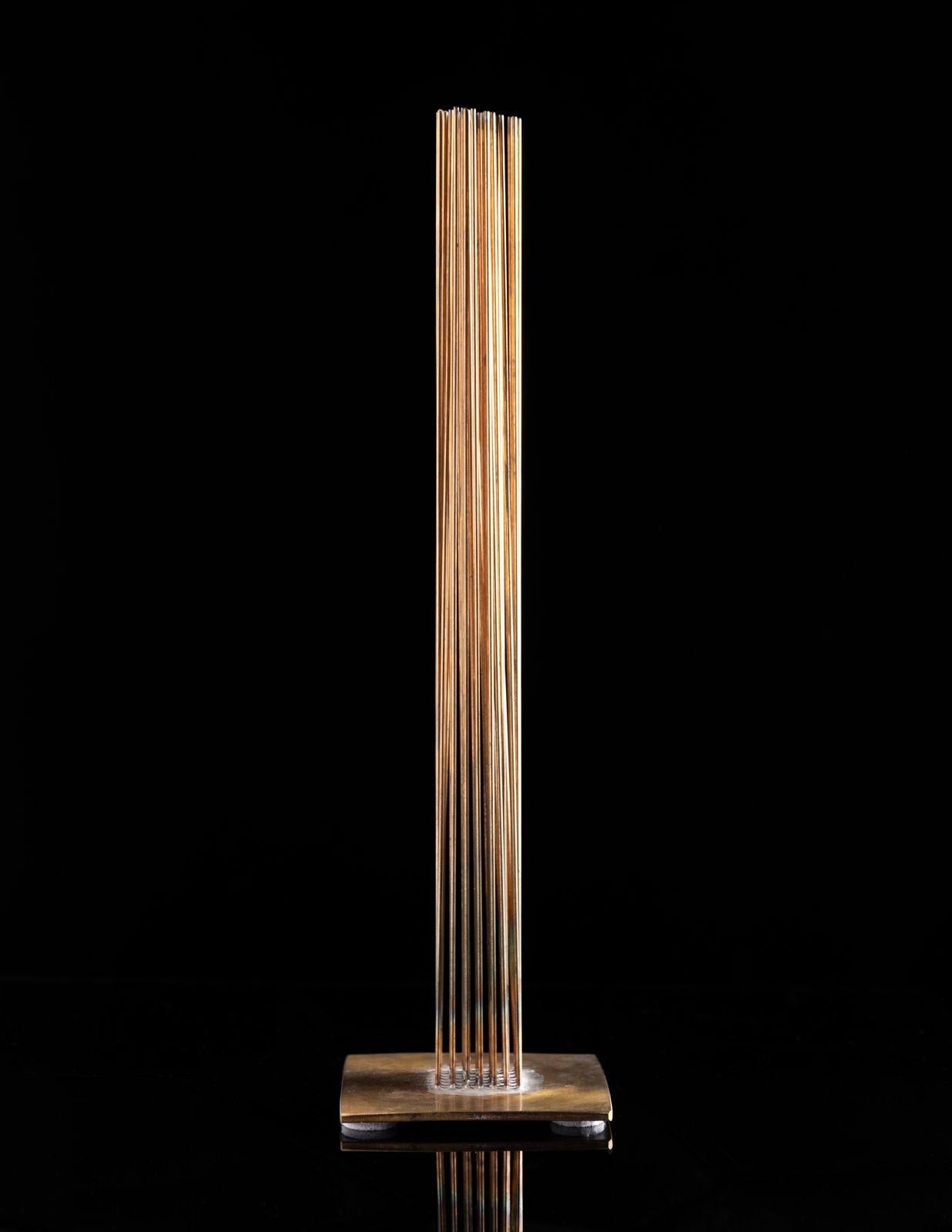 Val Bertoia Sonambient Klangskulptur mit dem Titel „Sounds Like a Tall Tower“ (amerikanisch)