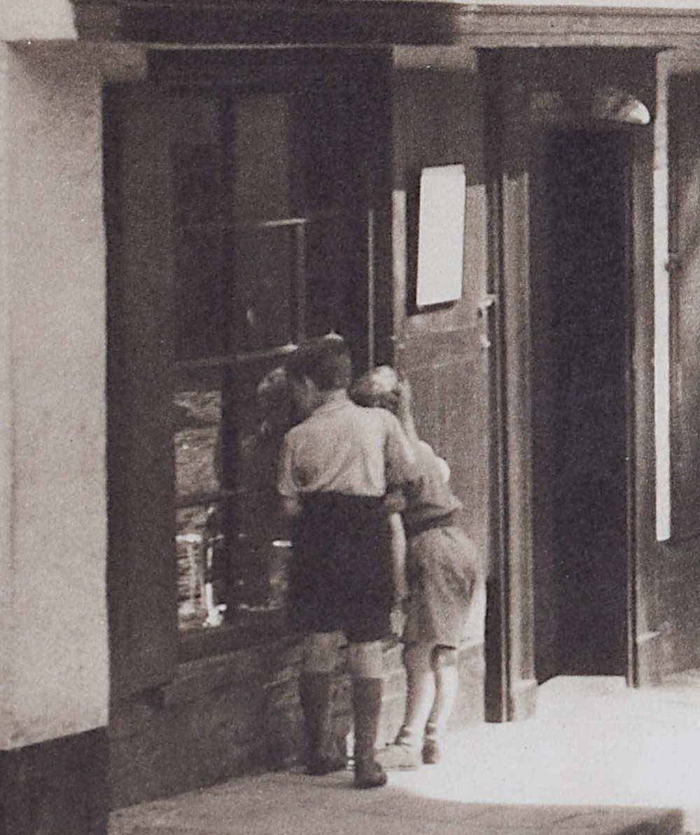 Norwich, Elm Hill, Reiseplakat aus den 1950er Jahren von J. Dixon Scott – Print von Val Doone