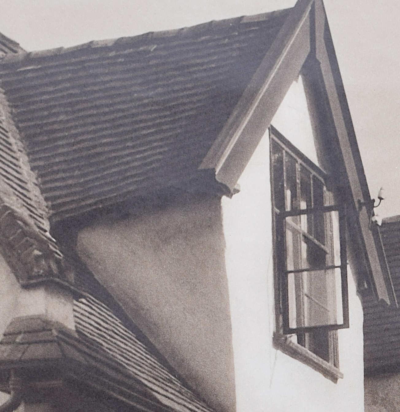 Norwich, Elm Hill, Reiseplakat aus den 1950er Jahren von J. Dixon Scott (Fotorealismus), Print, von Val Doone