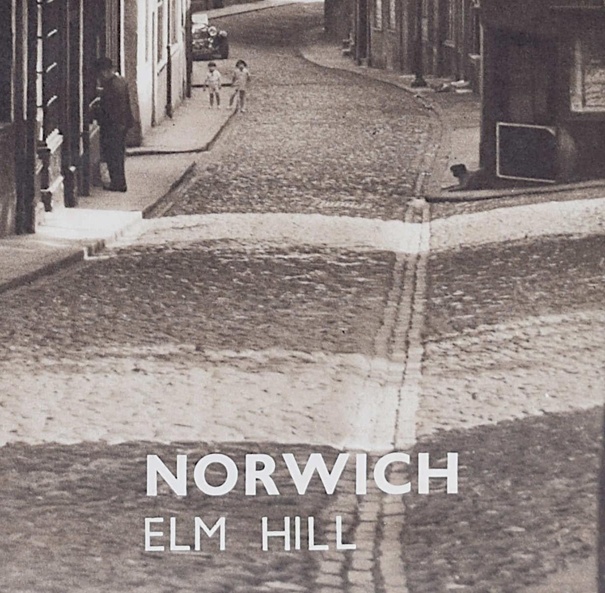 John Dixon Scott
Norwich, Elm Hill
76 x 51 cm
Lithographie

Dieses schöne Foto wurde von der Travel Association of Great Britain and N.Ireland herausgegeben und ermutigte zu Reisen nach Norwich und dem Vereinigten Königreich im Allgemeinen. Dieses