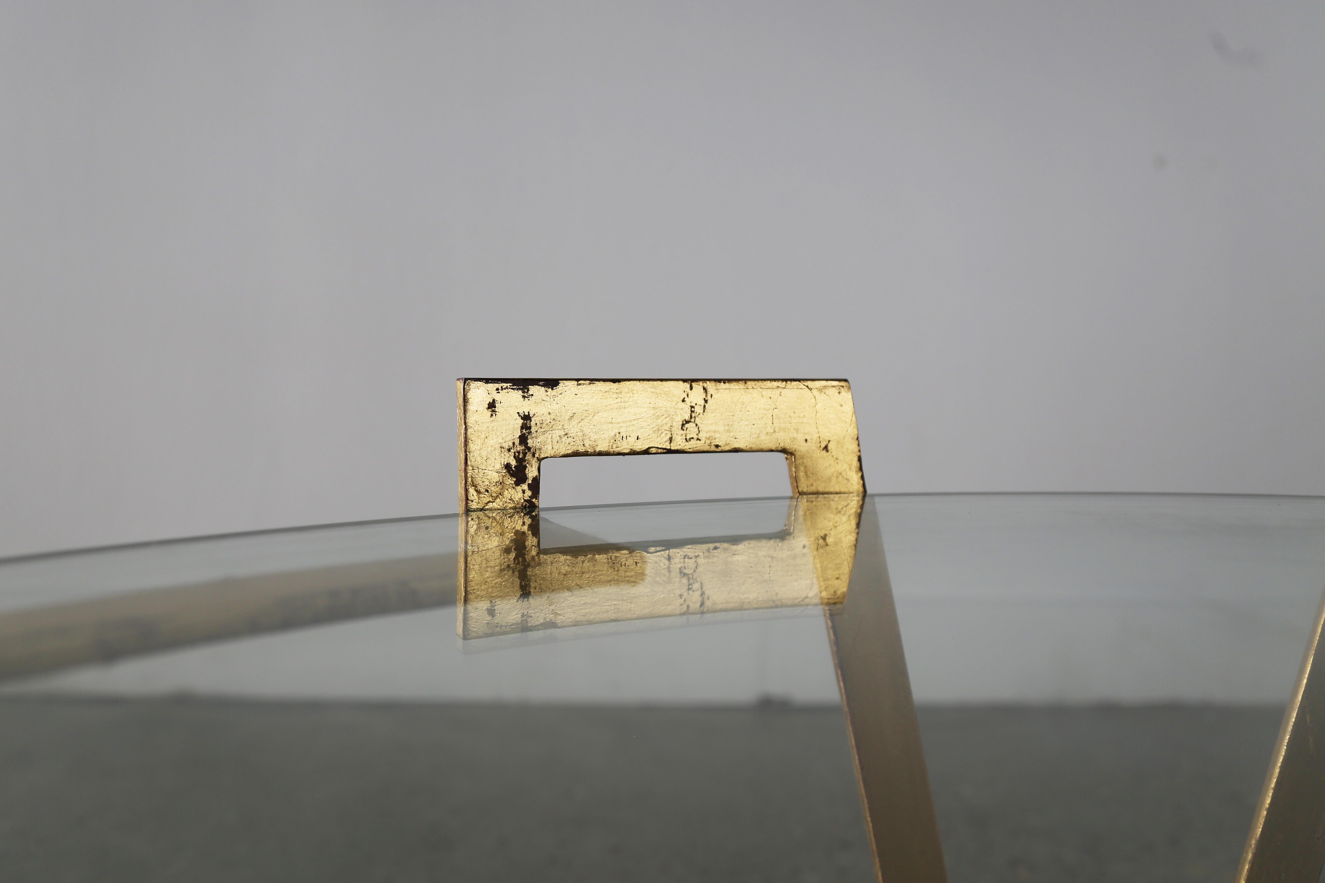 Niedriger Couchtisch „Val D'OR“ aus vergoldetem Metall und Glas, Französisch Vintage (Moderne der Mitte des Jahrhunderts) im Angebot