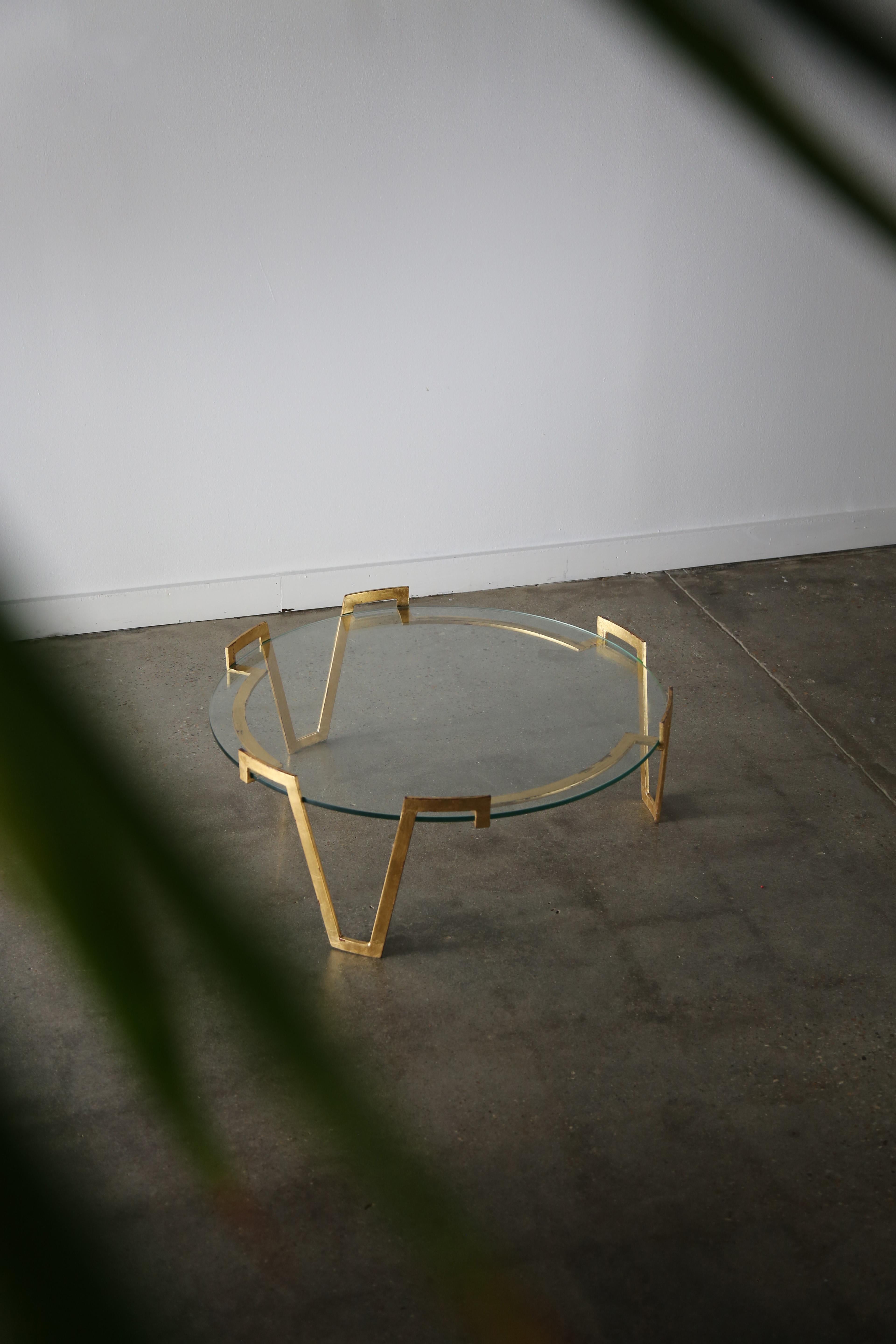 Niedriger Couchtisch „Val D'OR“ aus vergoldetem Metall und Glas, Französisch Vintage (Mitte des 20. Jahrhunderts) im Angebot