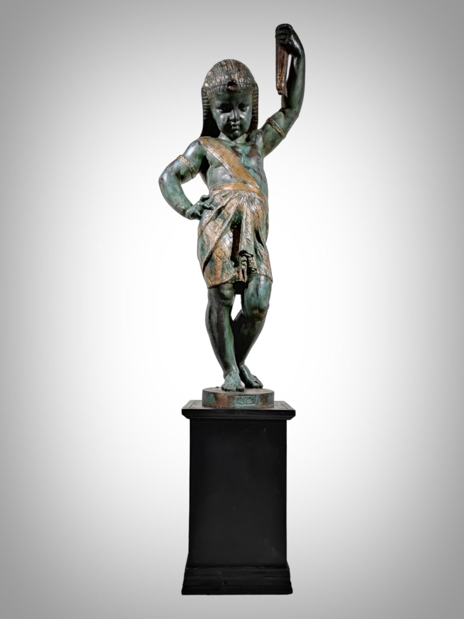 Kunstgießerei Val d'Osne, Nach Mathurin Moreau (1822-1912) Ägyptische Skulptur
FONDERIE D'ART DU VAL D'OSNE, nach Mathurin MOREAU (1822-1912).
 Ägyptischer Junge  Skulptur aus polychromem Gusseisen, die einen Lichthalter bildet.
Diese Skulptur sind