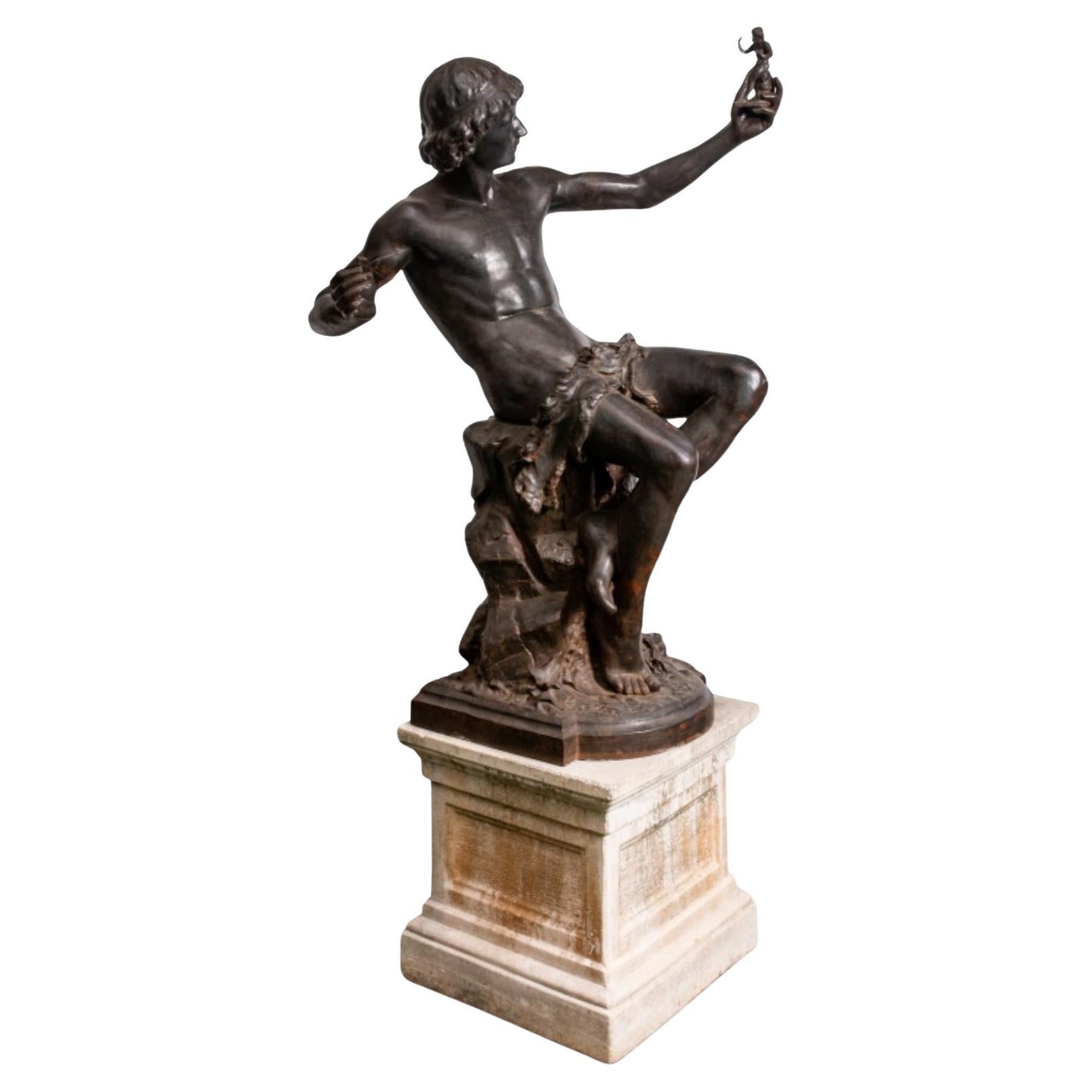 Escultura francesa de hierro fundido sobre pedestal de piedra, fundida por Val D'Osne Foundry, París, siglo XIX, que representa a una figura masculina clásica representada como un escultor, sosteniendo una pequeña escultura clásica y una espátula,