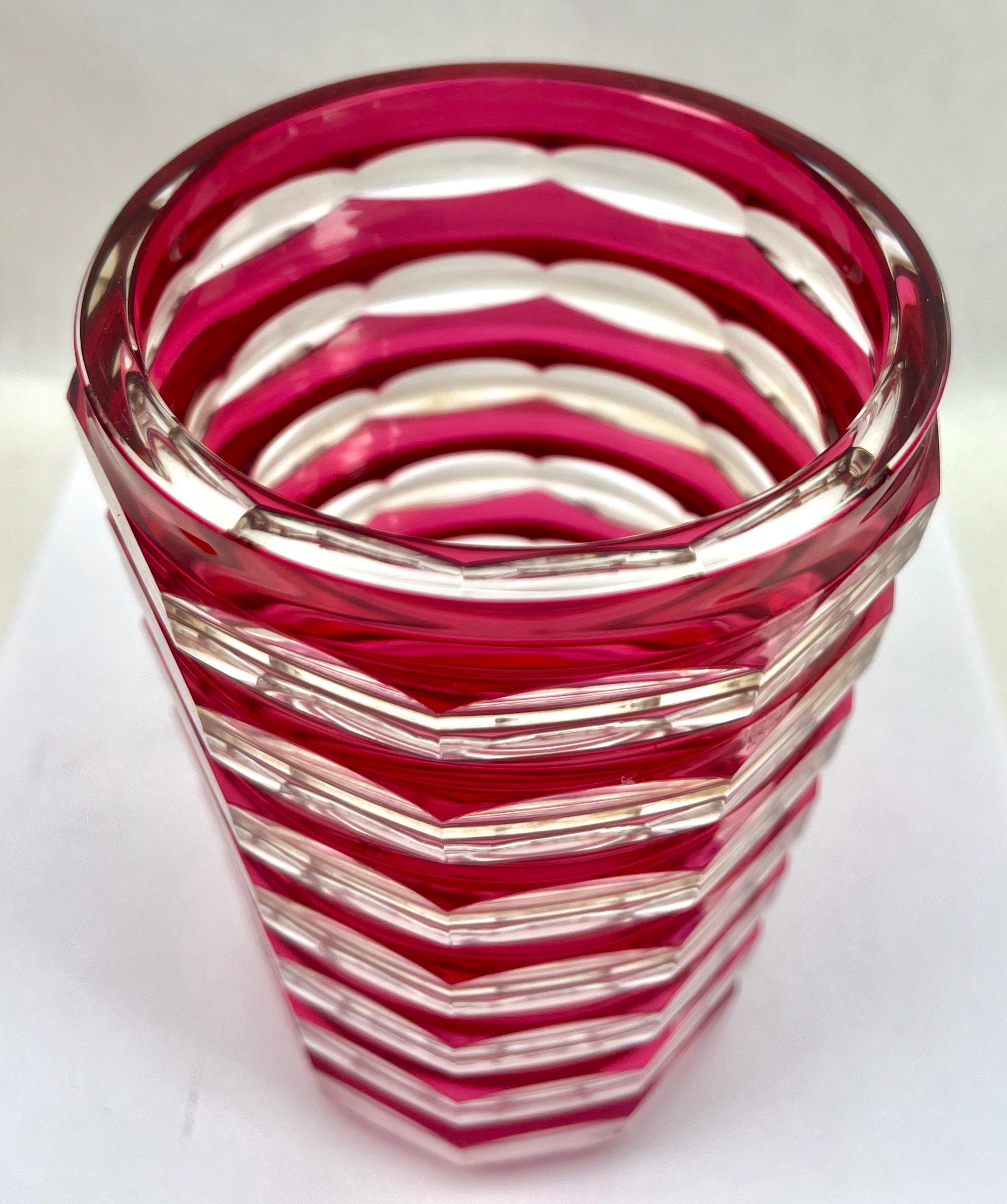 Facetté Val Saint Lambert Vase en cristal Art Déco taillé à la main, années 1950 en vente