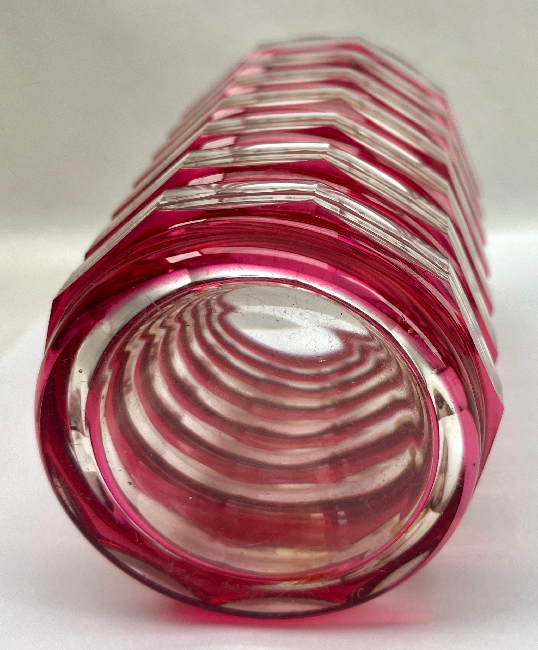 Milieu du XXe siècle Val Saint Lambert Vase en cristal Art Déco taillé à la main, années 1950 en vente