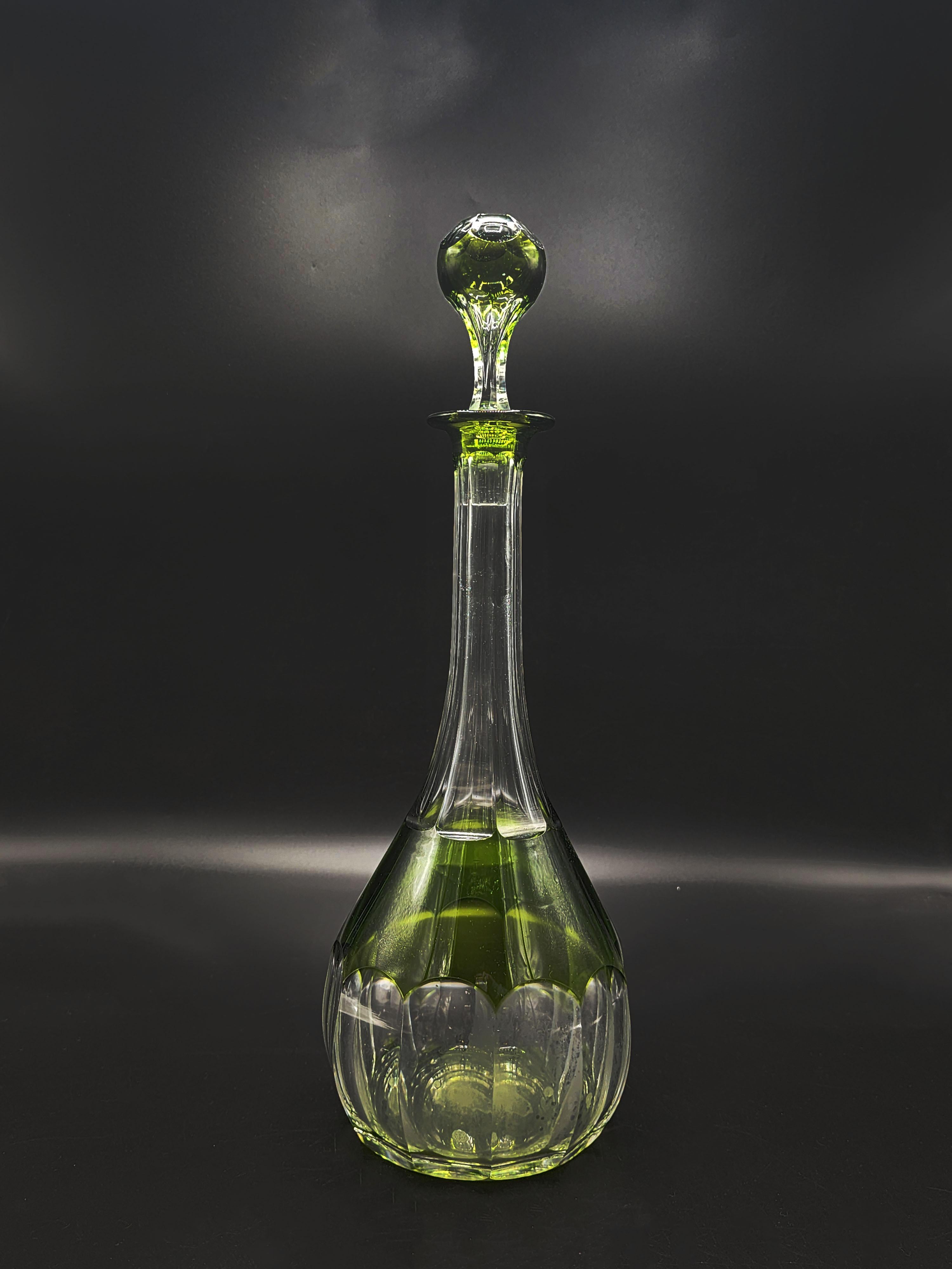 Val Saint Lambert Set di decanter in stile Art Deco con bicchieri di vetro
Bellissimo set Val Saint Lambert Art Deco, composto da un decanter con base a bulbo e sei bicchieri con stelo verde dal design tipico dell'epoca.
Misure:
Decanter: Altezza: