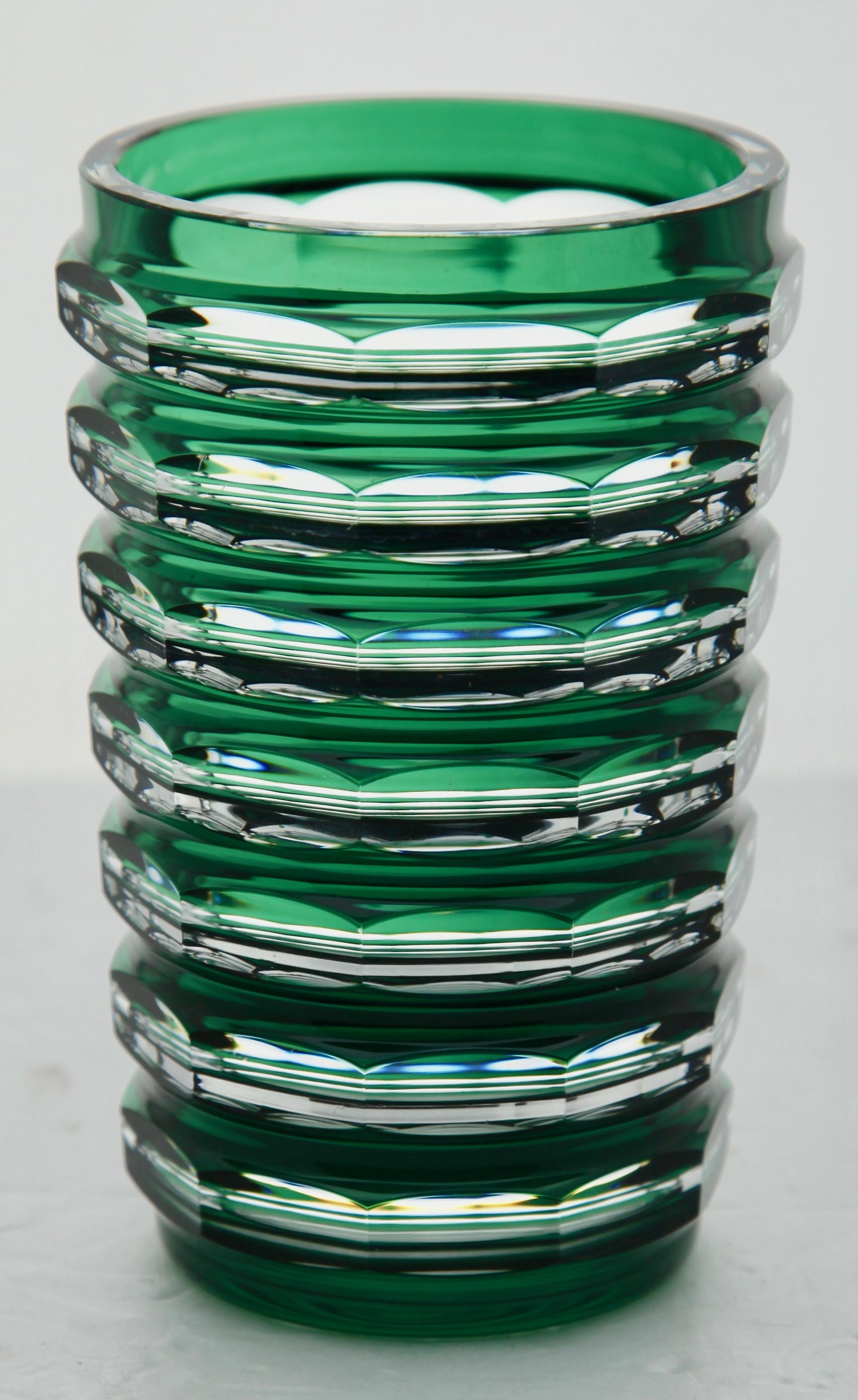 Milieu du XXe siècle Val Saint Lambert Artful Green Crystal Vase Cut-to-Clear, années 1950 en vente