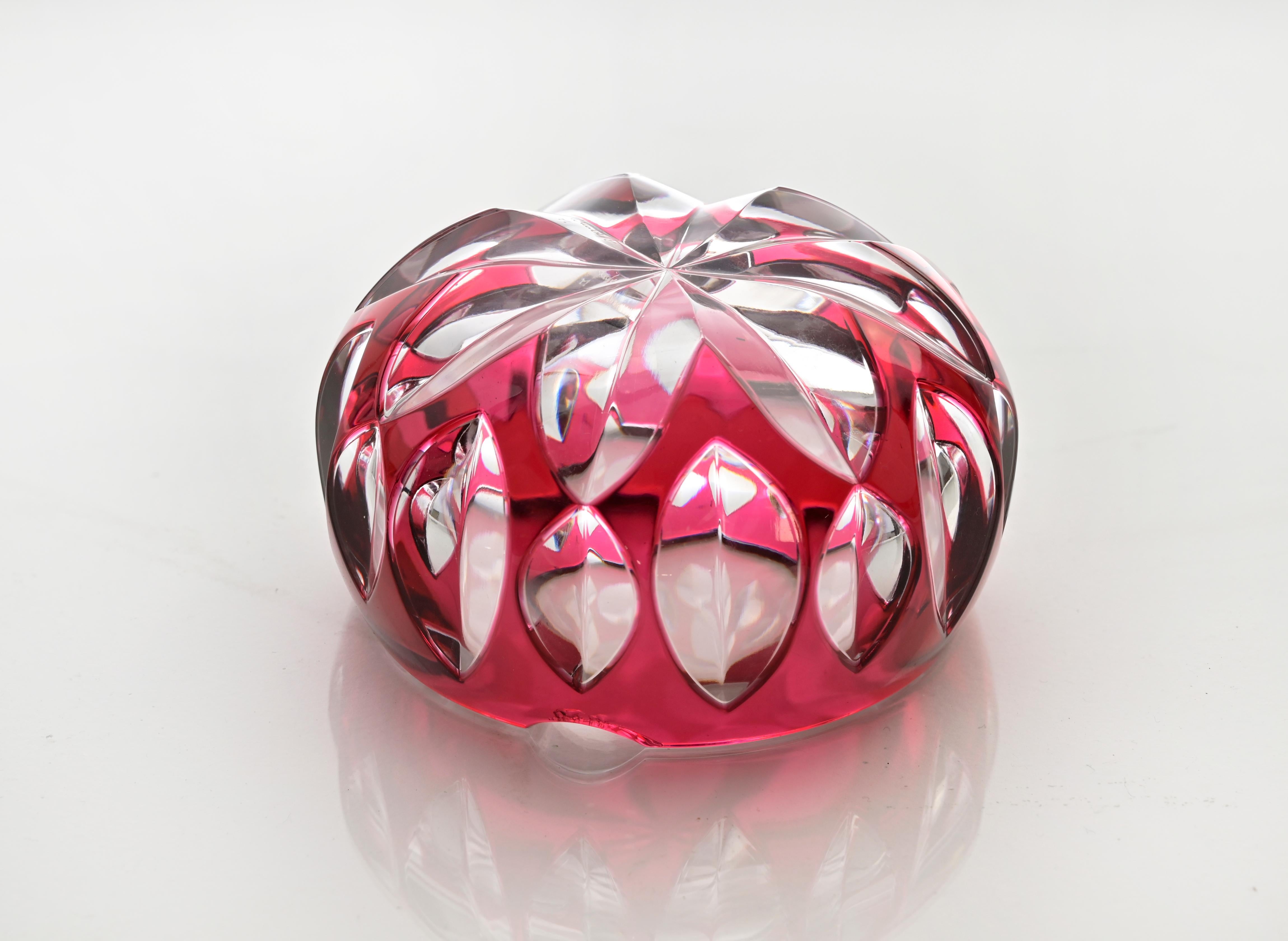 Il posacenere di Val Saint Lambert è un cristallo originale realizzato negli anni Sessanta.

Prodotto in Belgio. Segnalata Val Saint Lambert.

Condizioni eccellenti. 

Campanella in cristallo brillante realizzata con una decorazione geometrica Rubin
