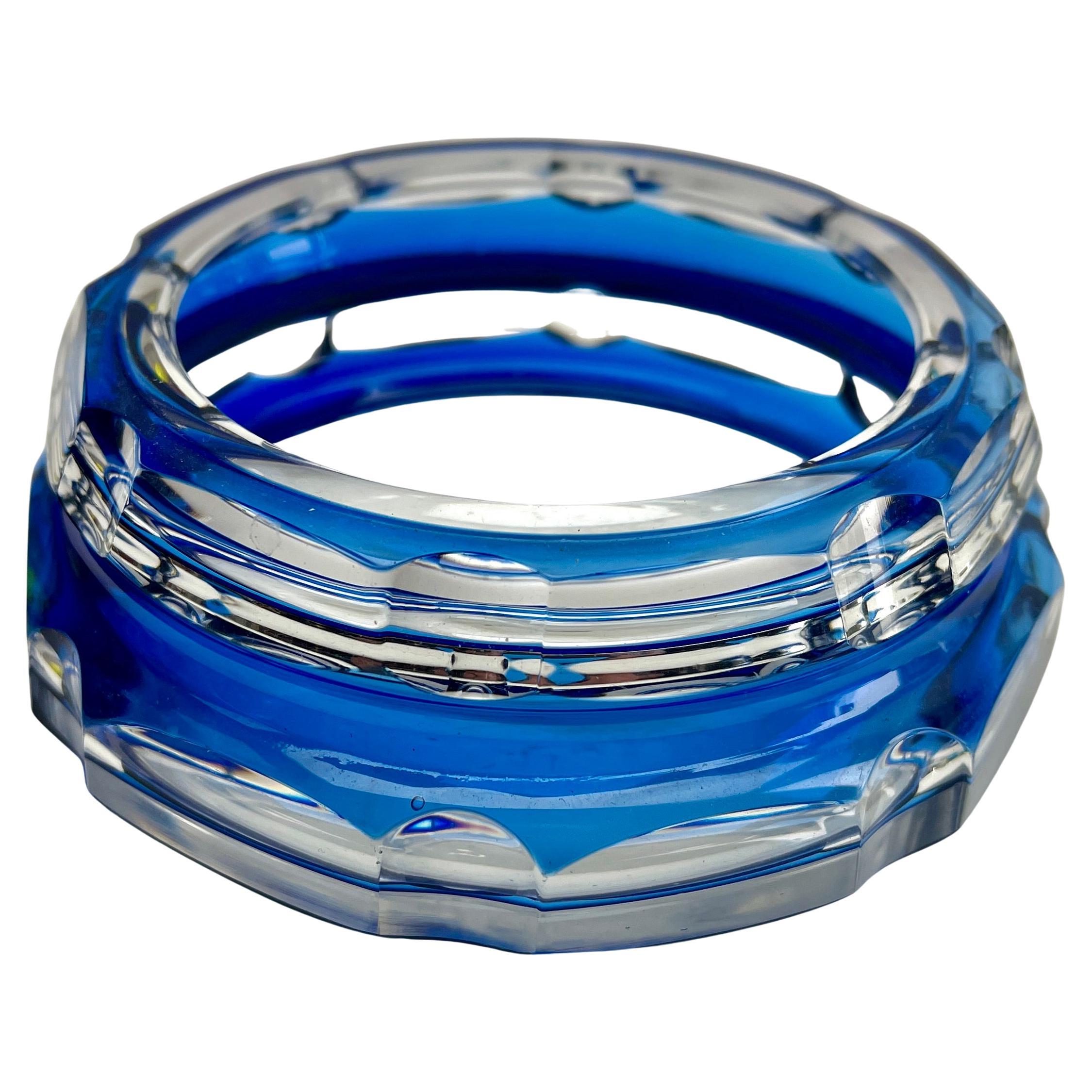 Art déco Val Saint Lambert  Bonbonière en cristal bleu cobalt taillé, avec couvercle en vente