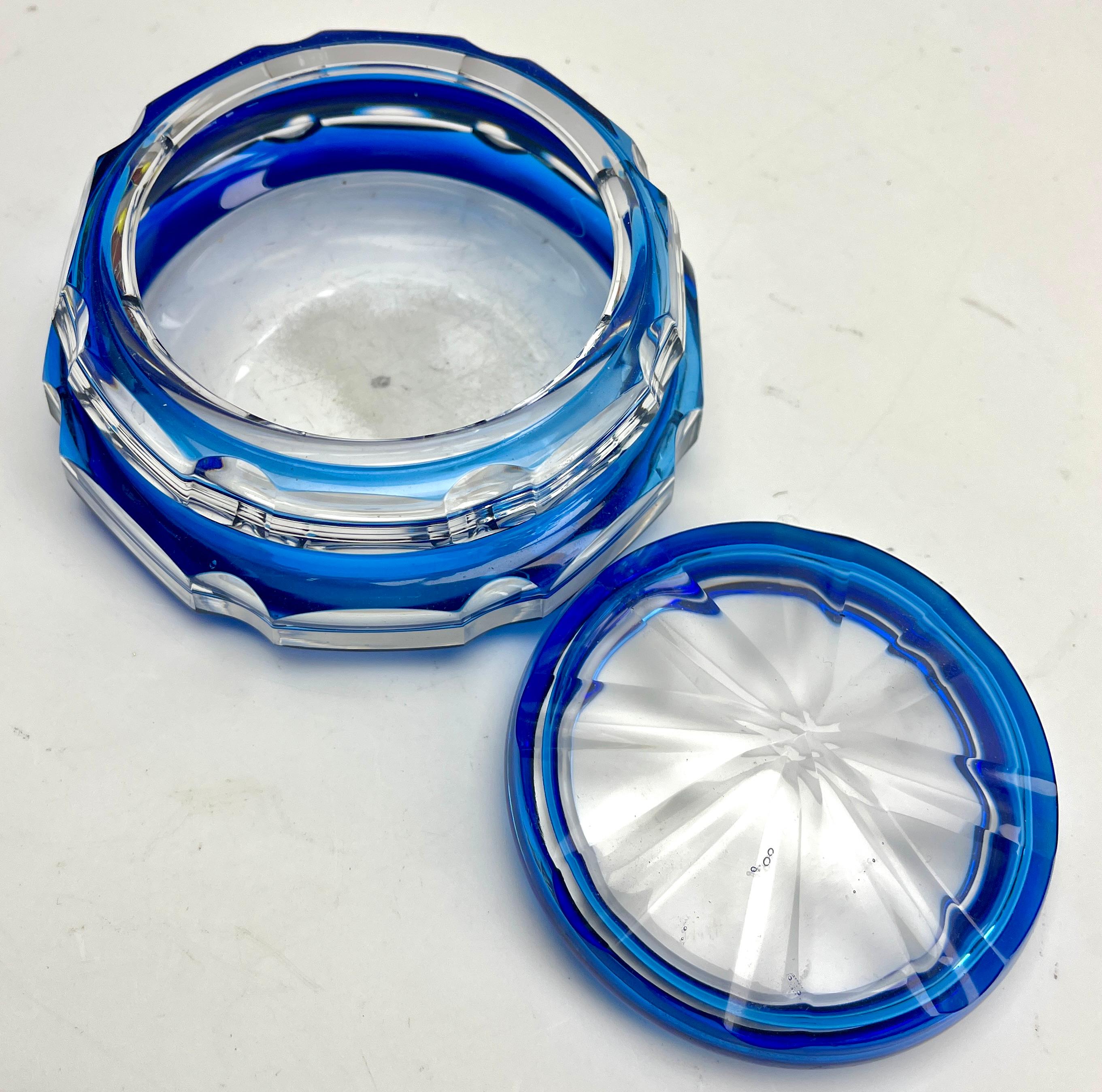 Belge Val Saint Lambert  Bonbonière en cristal bleu cobalt taillé, avec couvercle en vente