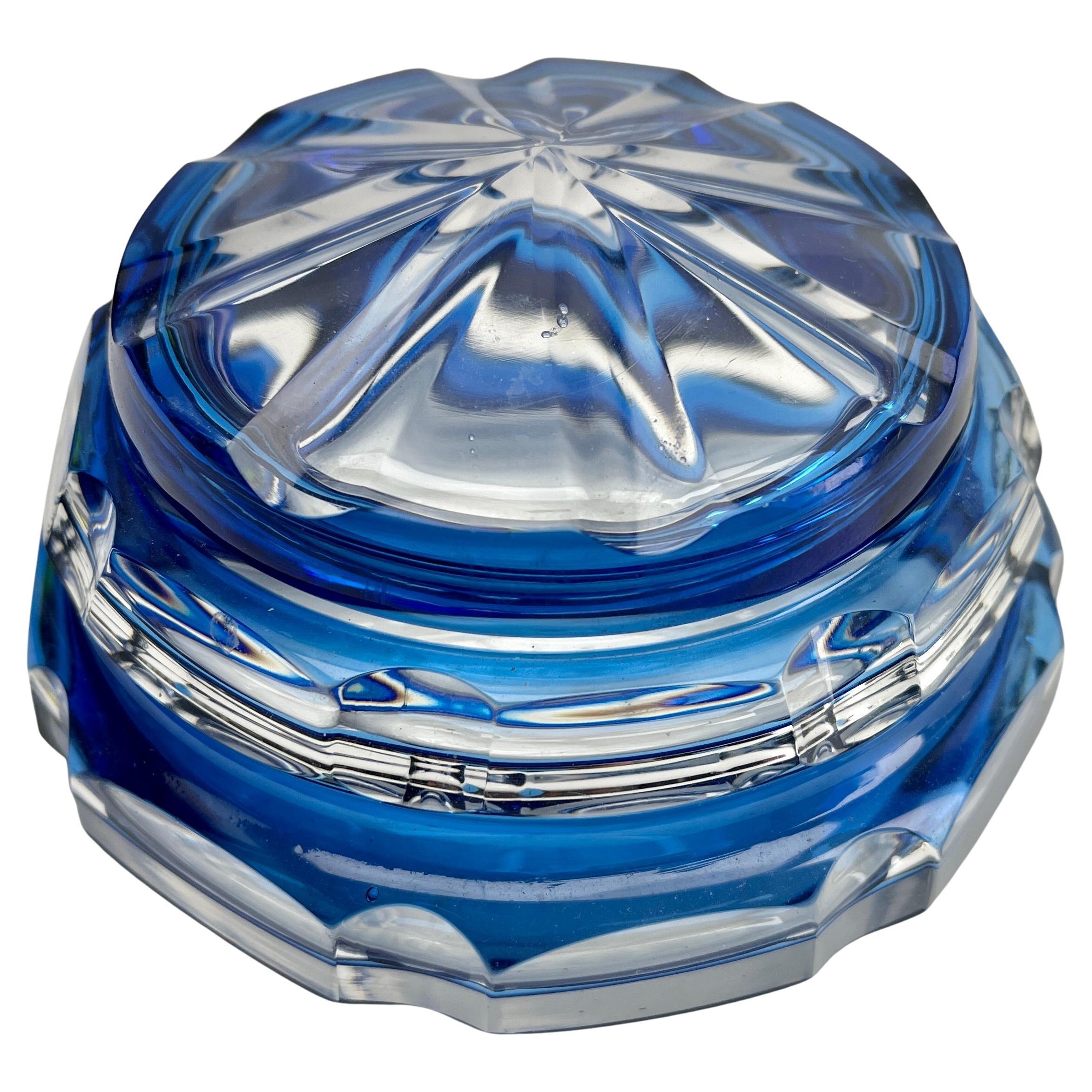 Facetté Val Saint Lambert  Bonbonière en cristal bleu cobalt taillé, avec couvercle en vente