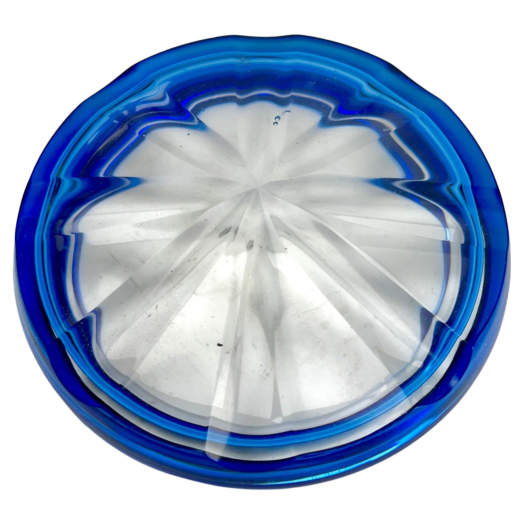 Milieu du XXe siècle Val Saint Lambert  Bonbonière en cristal bleu cobalt taillé, avec couvercle en vente