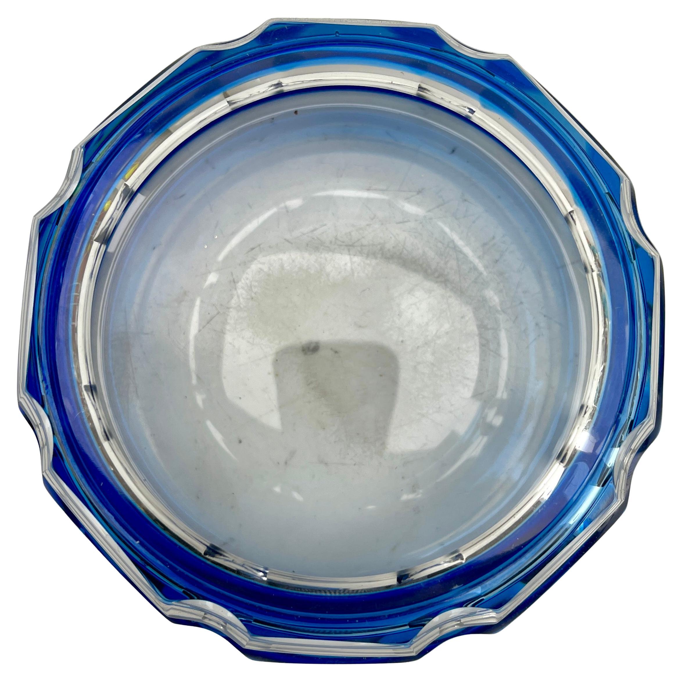 Cristal Val Saint Lambert  Bonbonière en cristal bleu cobalt taillé, avec couvercle en vente
