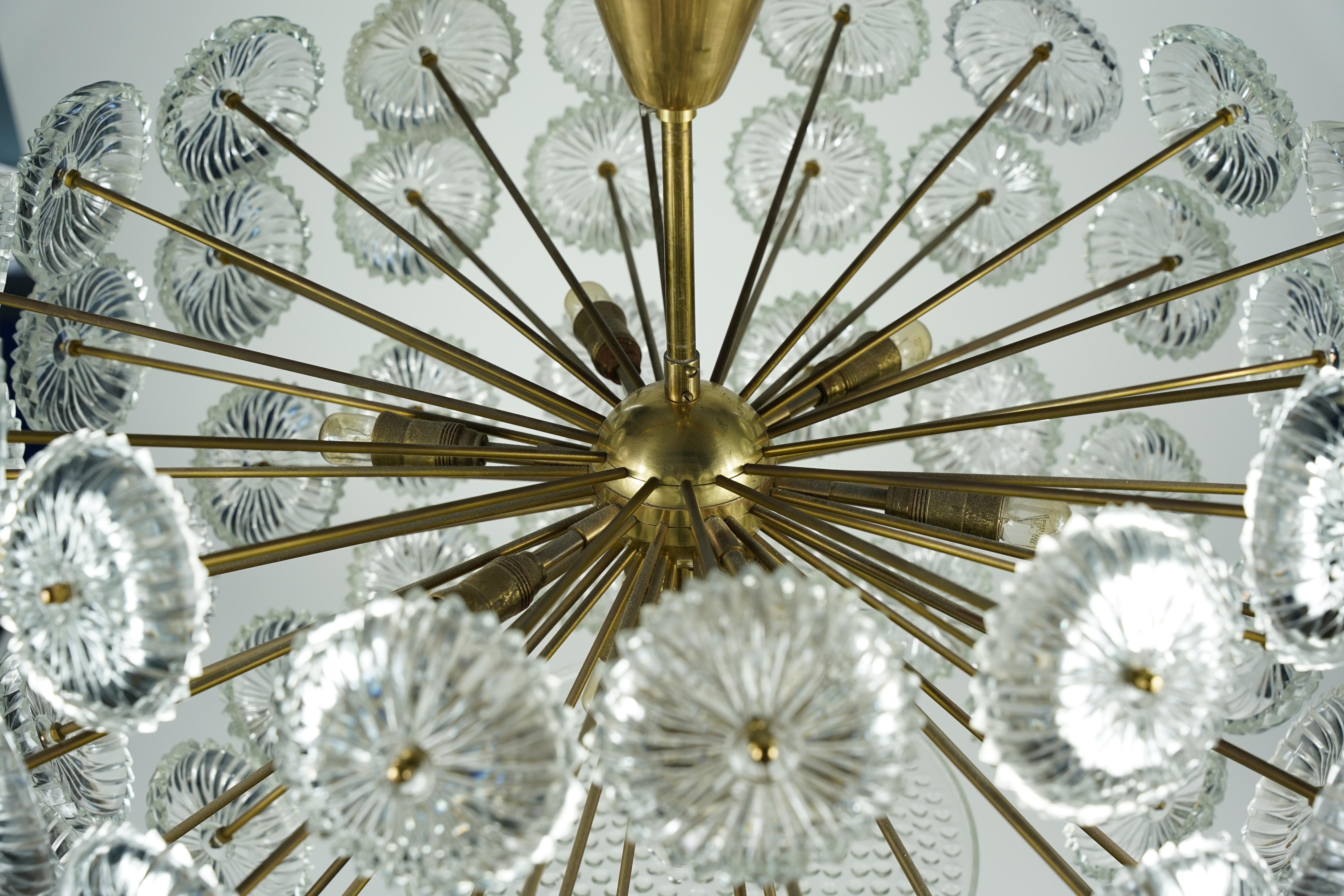 Sputnik-Kronleuchter aus Messing und Glas von Val Saint Lambert, Belgien, 1970 im Angebot 3