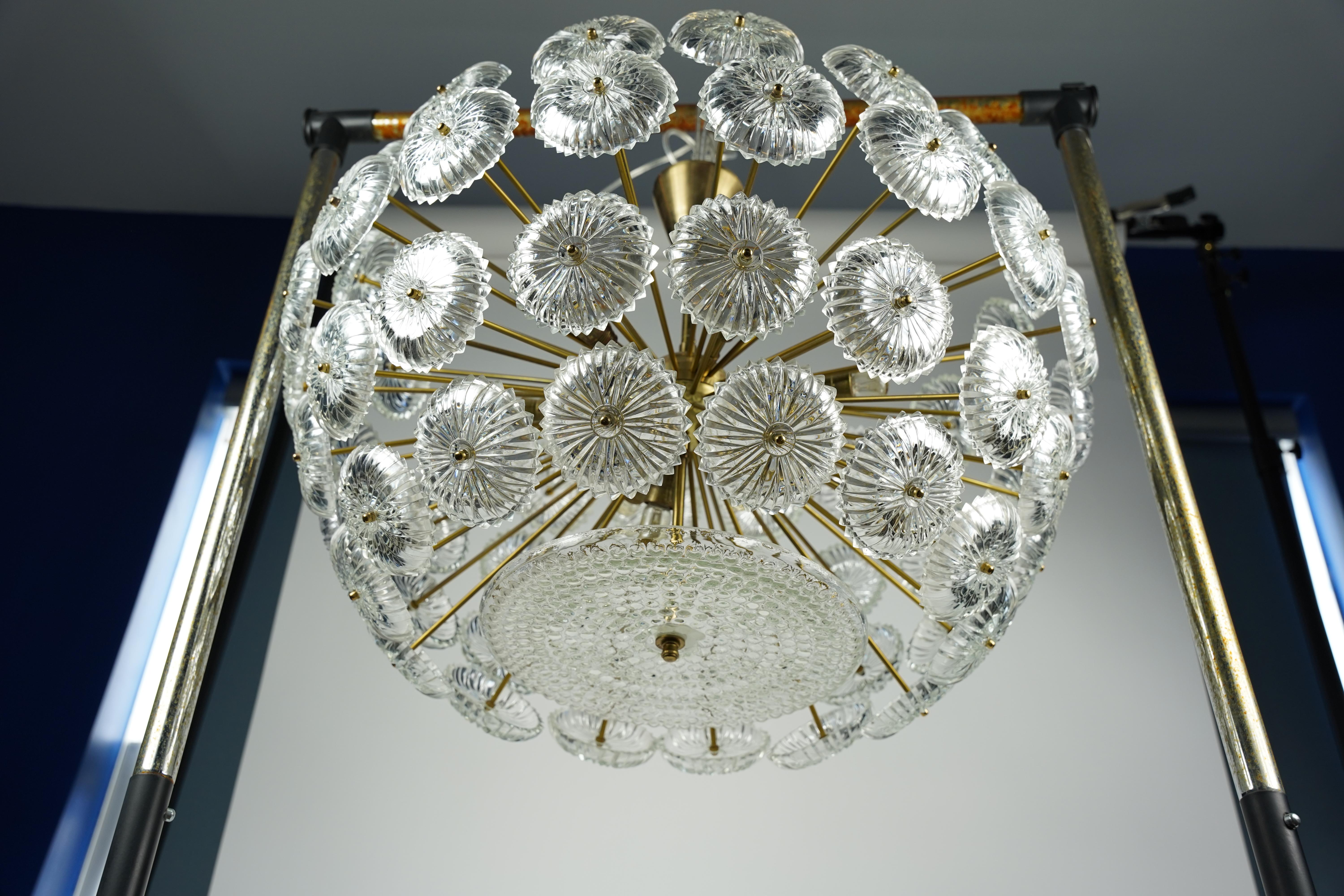 Sputnik-Kronleuchter aus Messing und Glas von Val Saint Lambert, Belgien, 1970 im Angebot 5