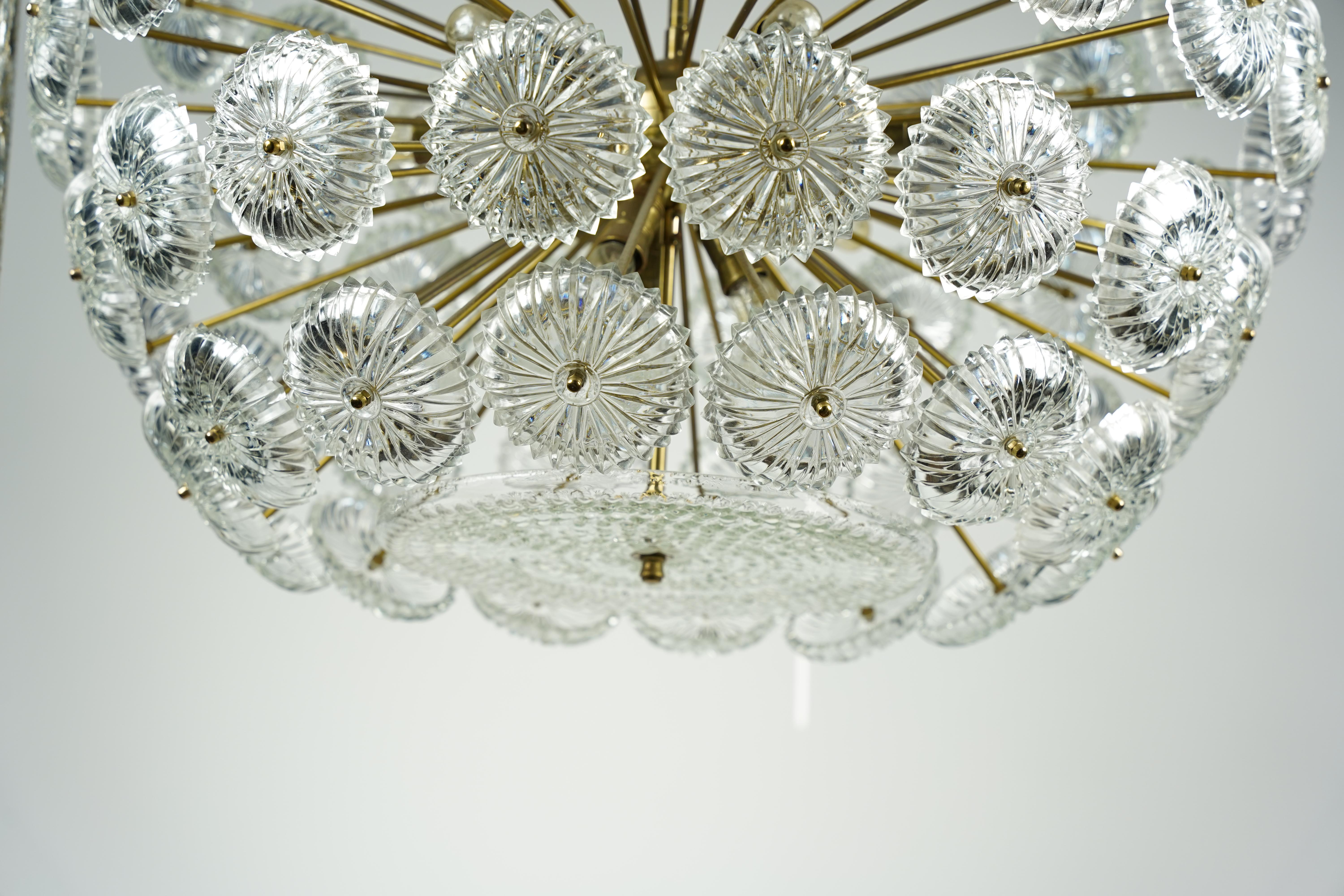 Sputnik-Kronleuchter aus Messing und Glas von Val Saint Lambert, Belgien, 1970 im Angebot 6