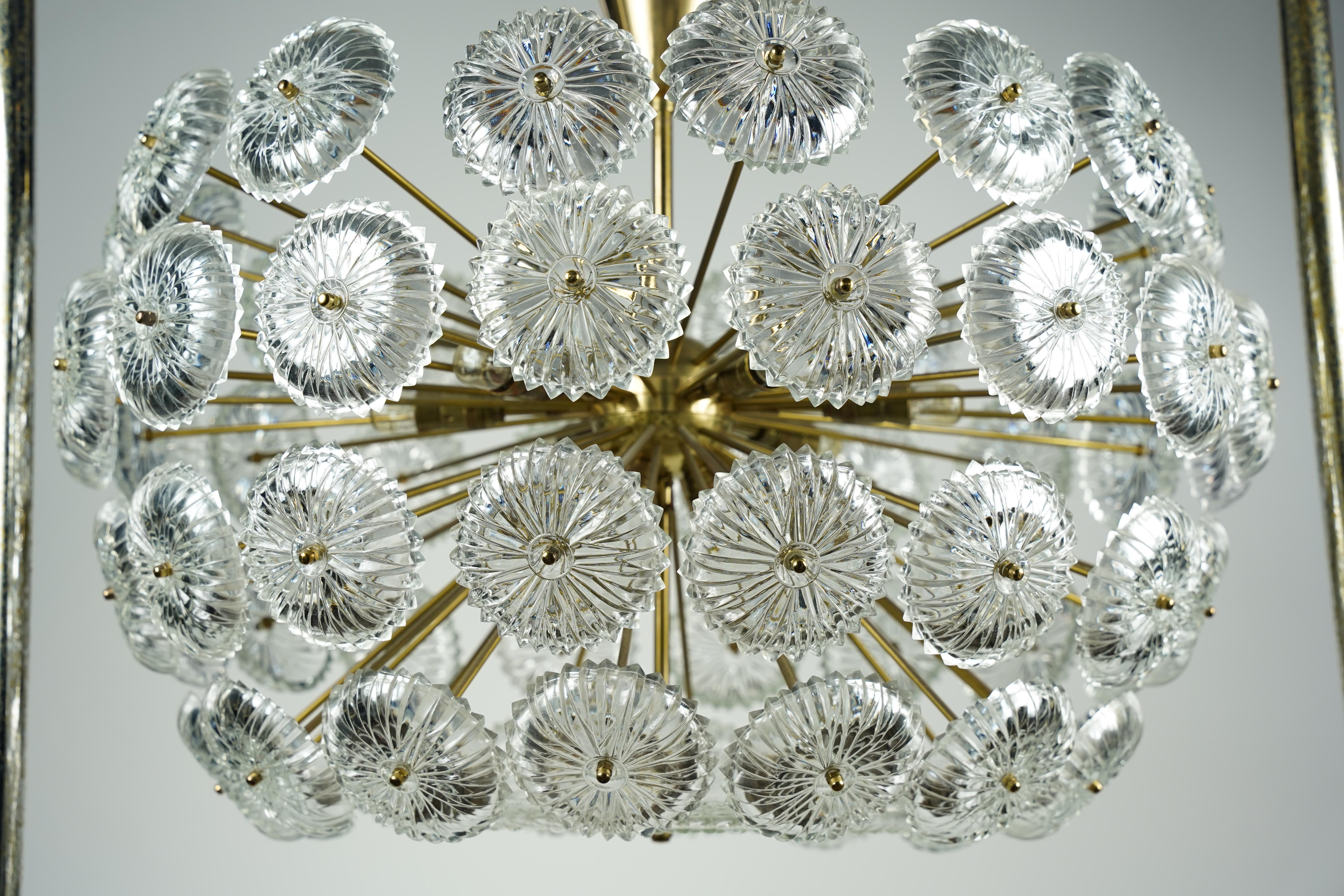 Sputnik-Kronleuchter aus Messing und Glas von Val Saint Lambert, Belgien, 1970 im Angebot 8