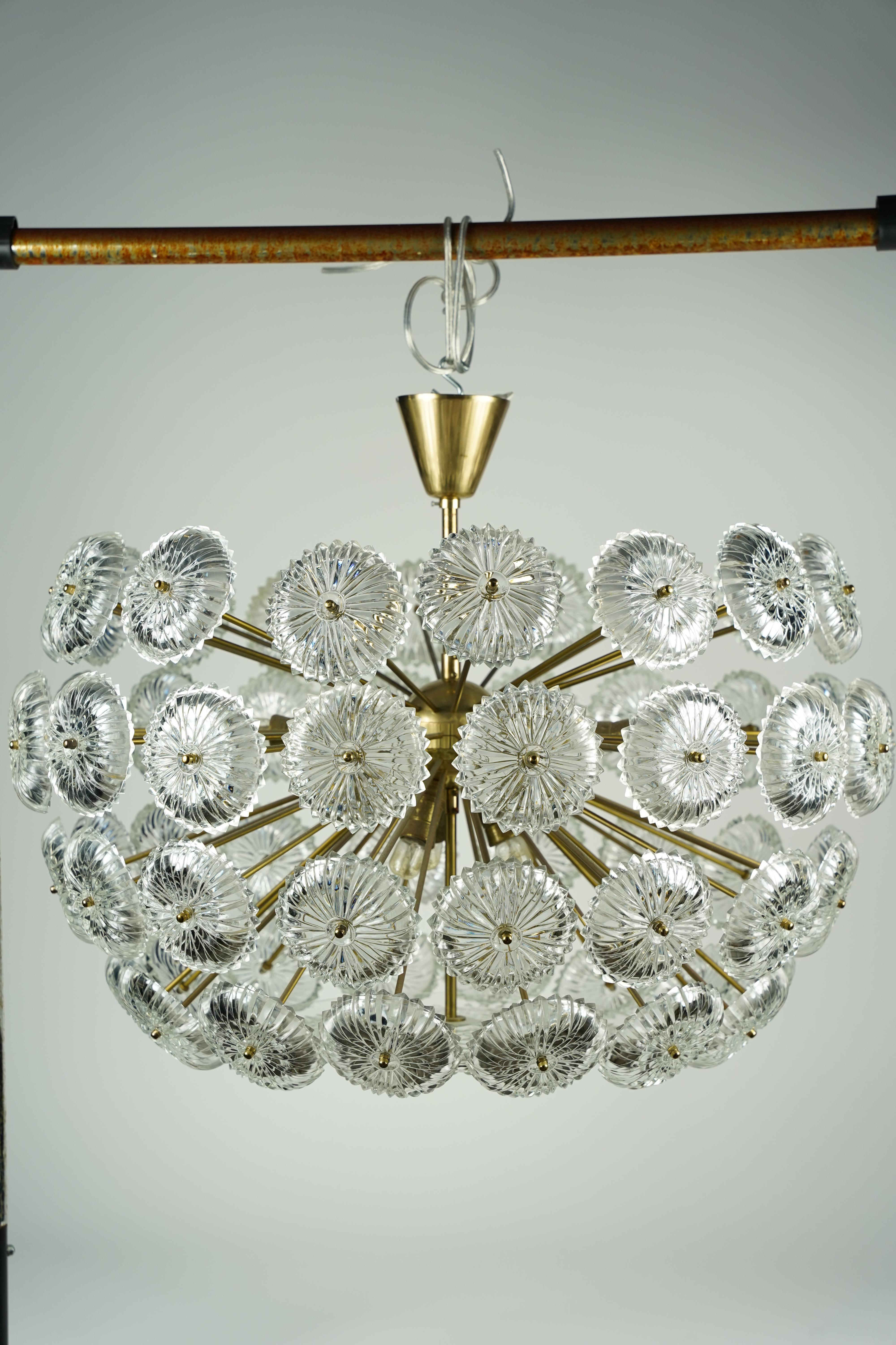 Sputnik-Kronleuchter aus Messing und Glas von Val Saint Lambert, Belgien, 1970 im Angebot 10