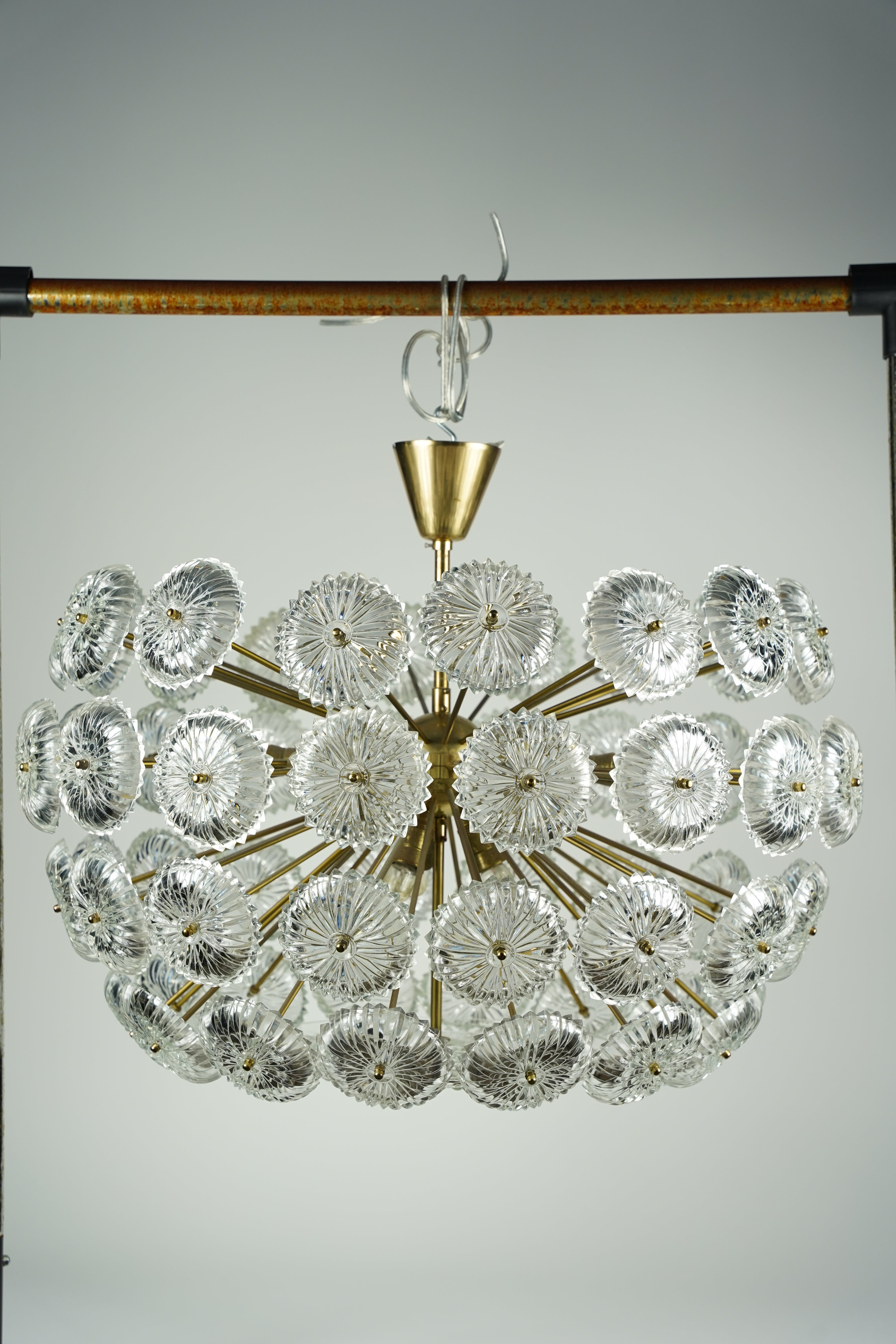 Val saint lambert Sputnik-Kronleuchter aus Messing und Glas, Belgien, 1970.
Der belgische Glashersteller Val saint lambert hat diesen Sputnik-Deckel mit 9 Kandelaber-Fassungen hergestellt.
Zahlreiche strukturierte Glasscheiben aus gepresstem