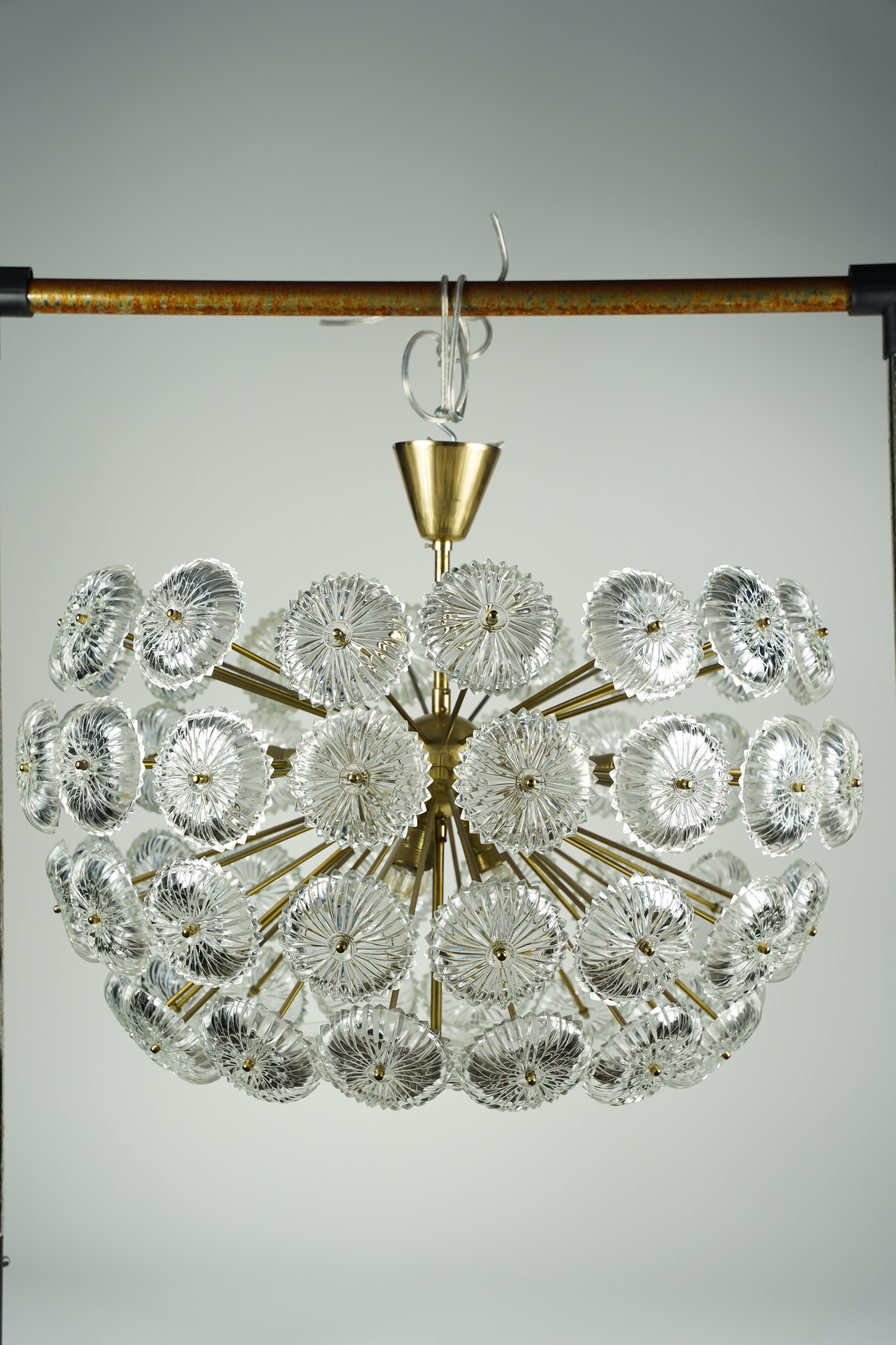 Sputnik-Kronleuchter aus Messing und Glas von Val Saint Lambert, Belgien, 1970 (Moderne der Mitte des Jahrhunderts) im Angebot