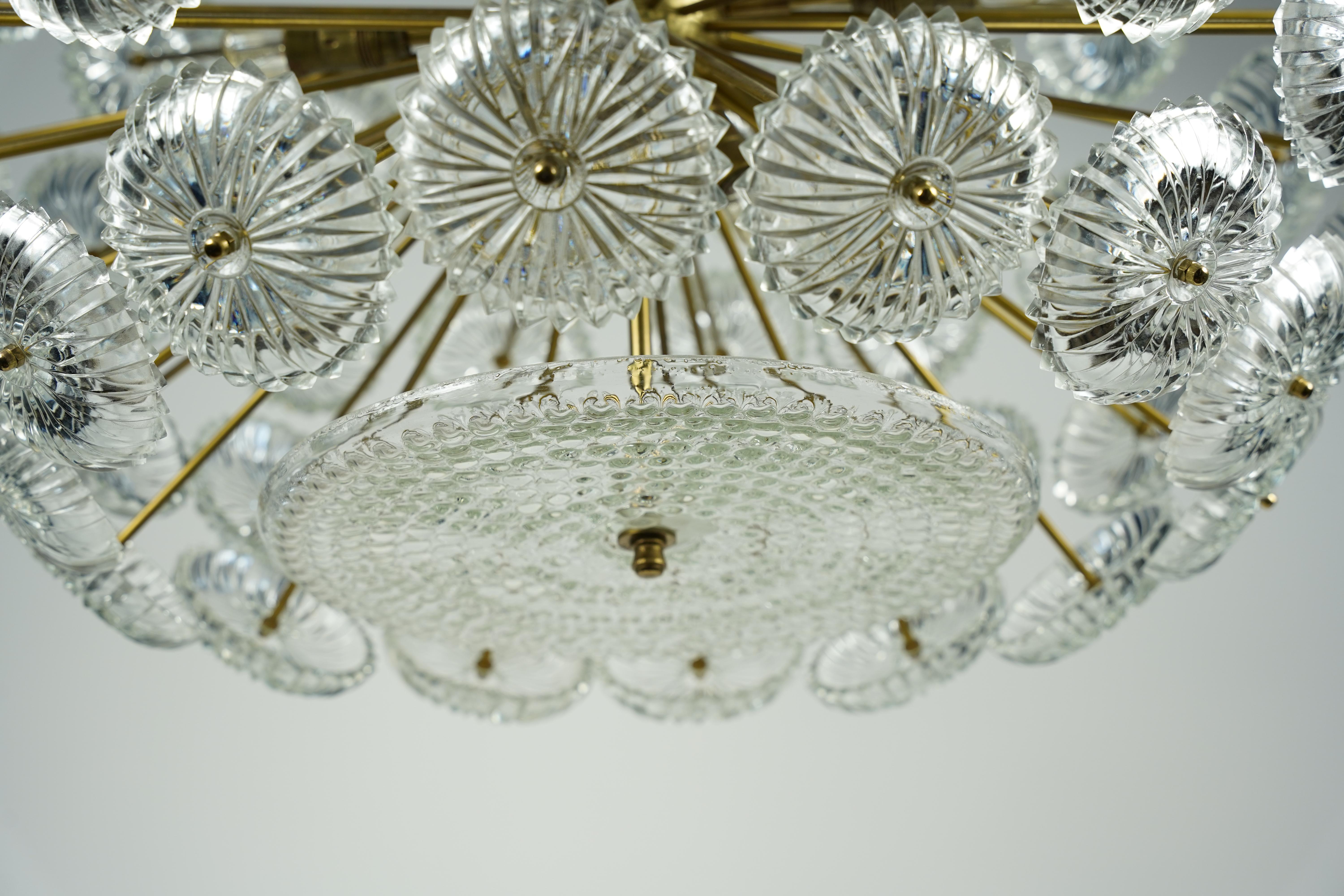 Sputnik-Kronleuchter aus Messing und Glas von Val Saint Lambert, Belgien, 1970 (20. Jahrhundert) im Angebot