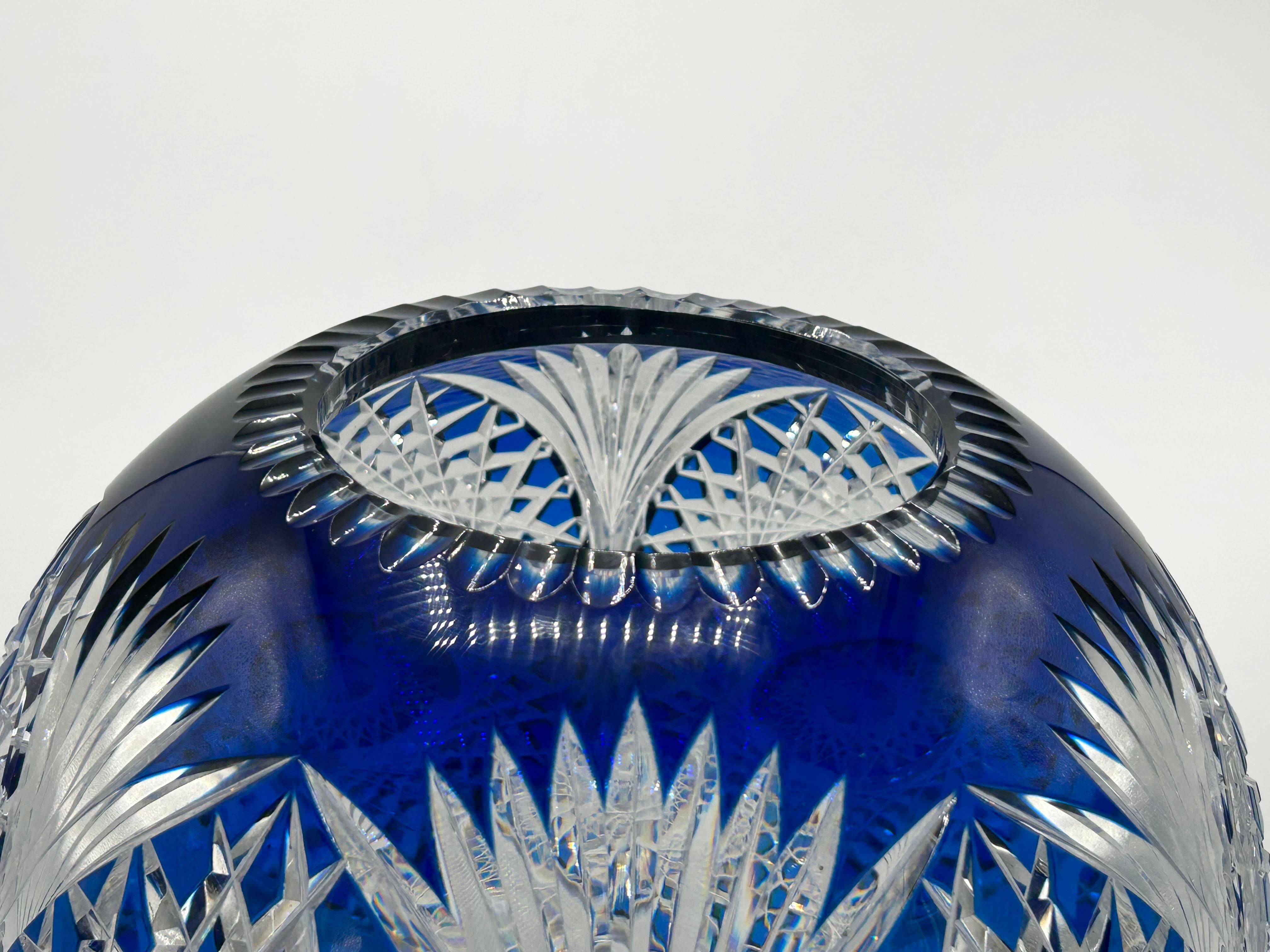 Val Saint Lambert carved crystal ball in cobalt blue In Good Condition For Sale In Autonomous City Buenos Aires, CABA