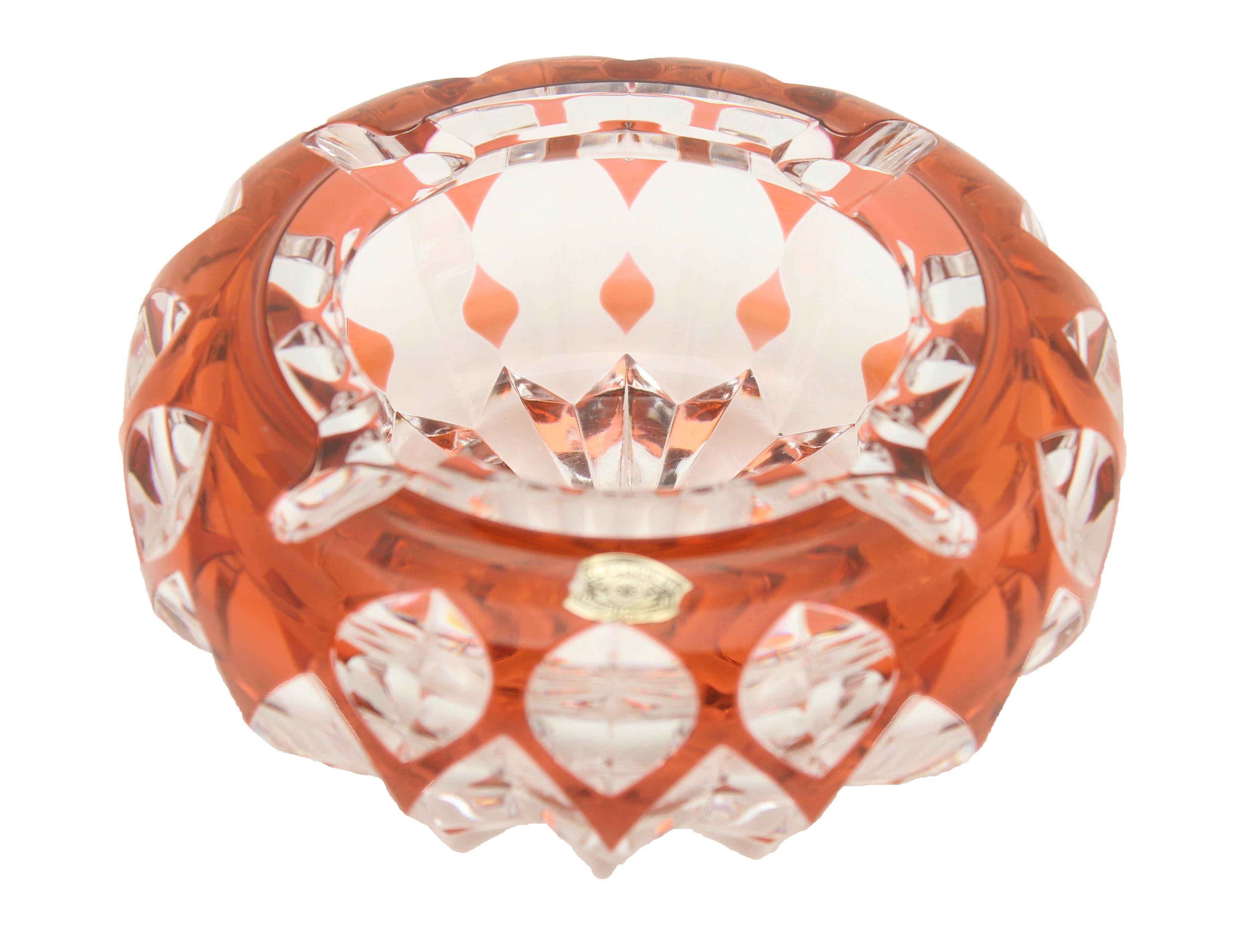 Facetté Cendrier circulaire en cristal Val Saint Lambert, taillé à la main pour transparent, signé en vente